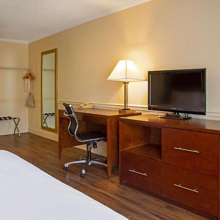 Econo Lodge Inn & Suites Kelowna Exteriör bild