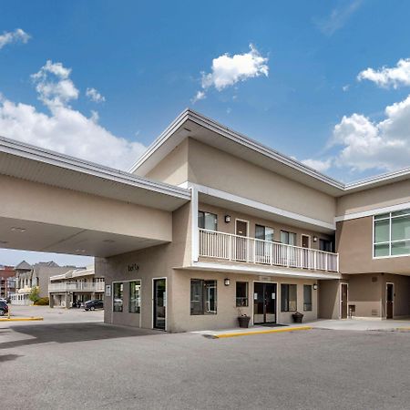 Econo Lodge Inn & Suites Kelowna Exteriör bild