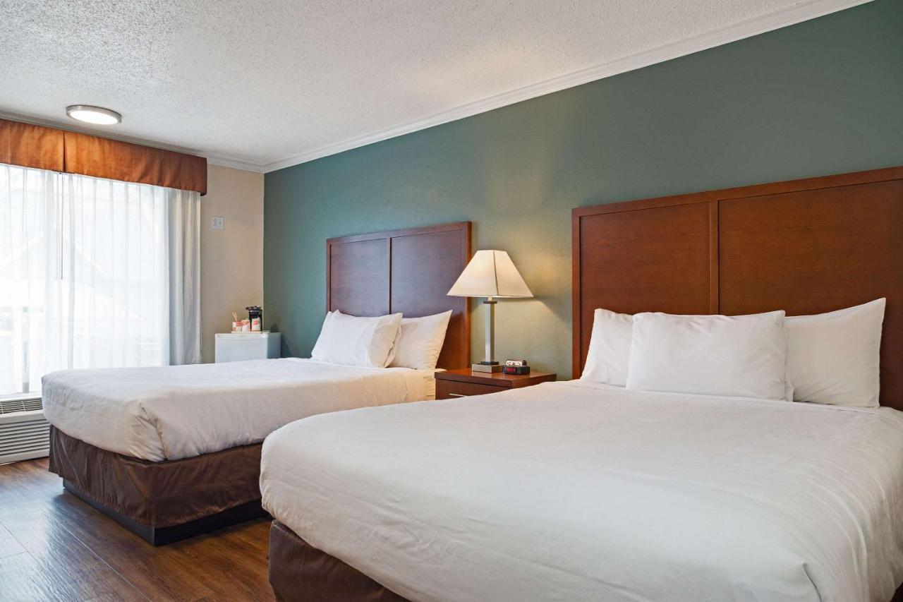 Econo Lodge Inn & Suites Kelowna Exteriör bild