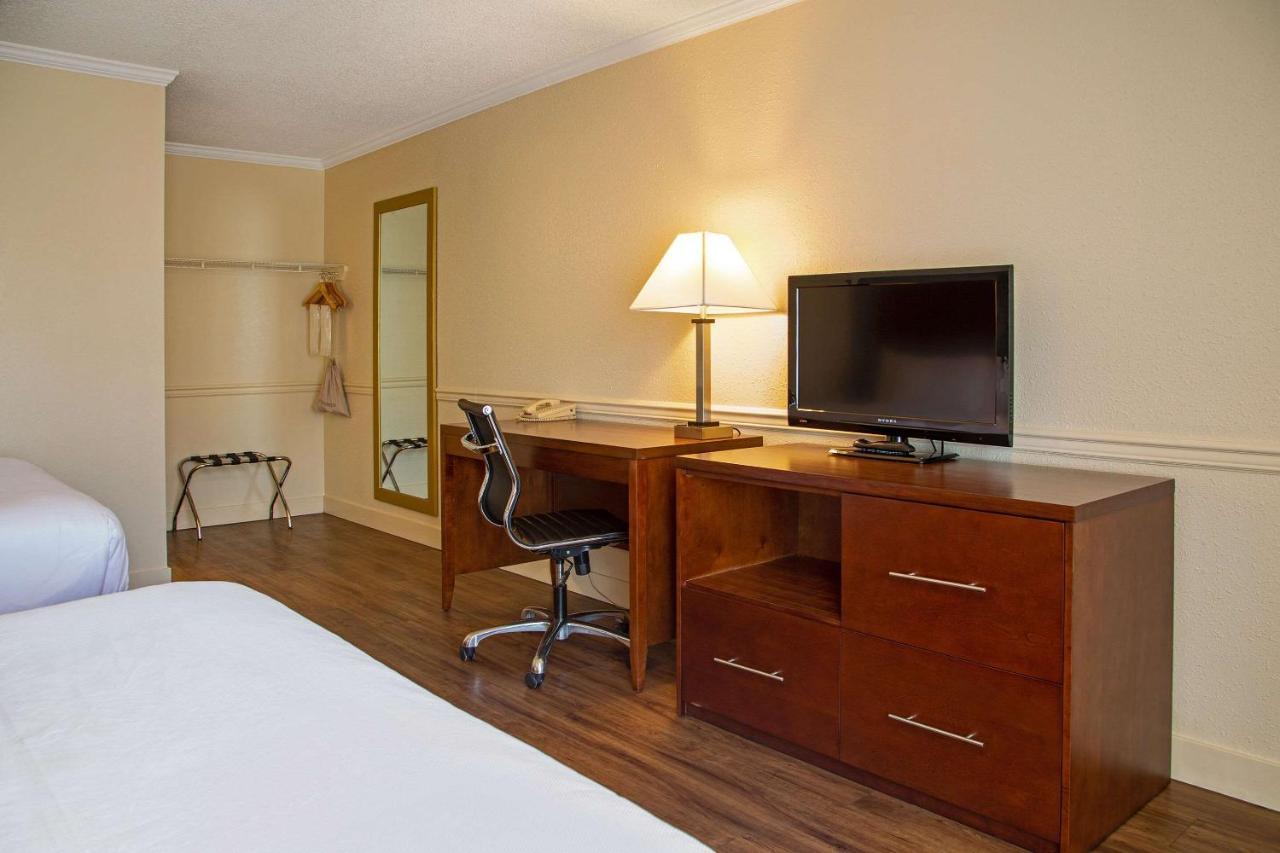 Econo Lodge Inn & Suites Kelowna Exteriör bild