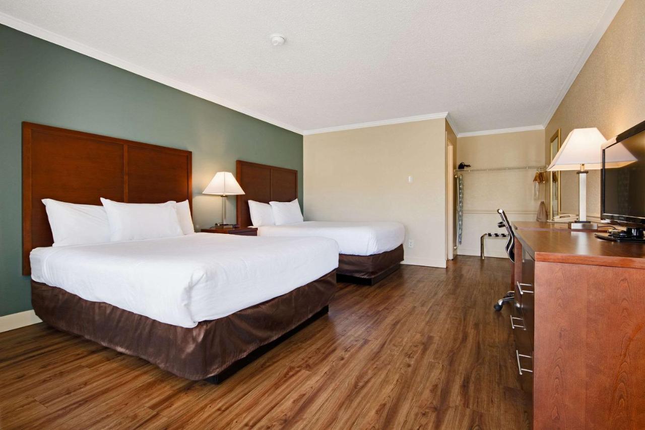 Econo Lodge Inn & Suites Kelowna Exteriör bild