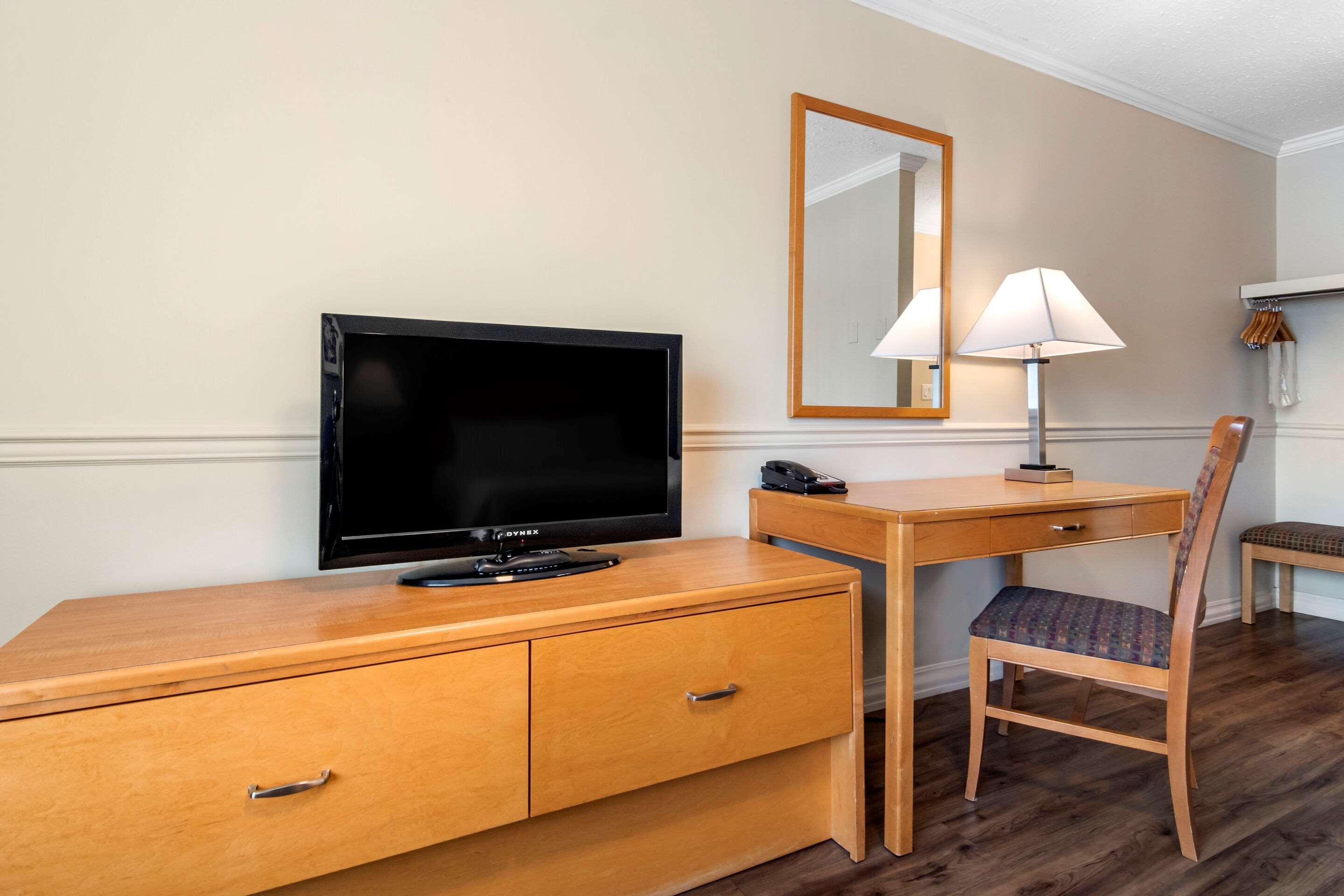 Econo Lodge Inn & Suites Kelowna Exteriör bild