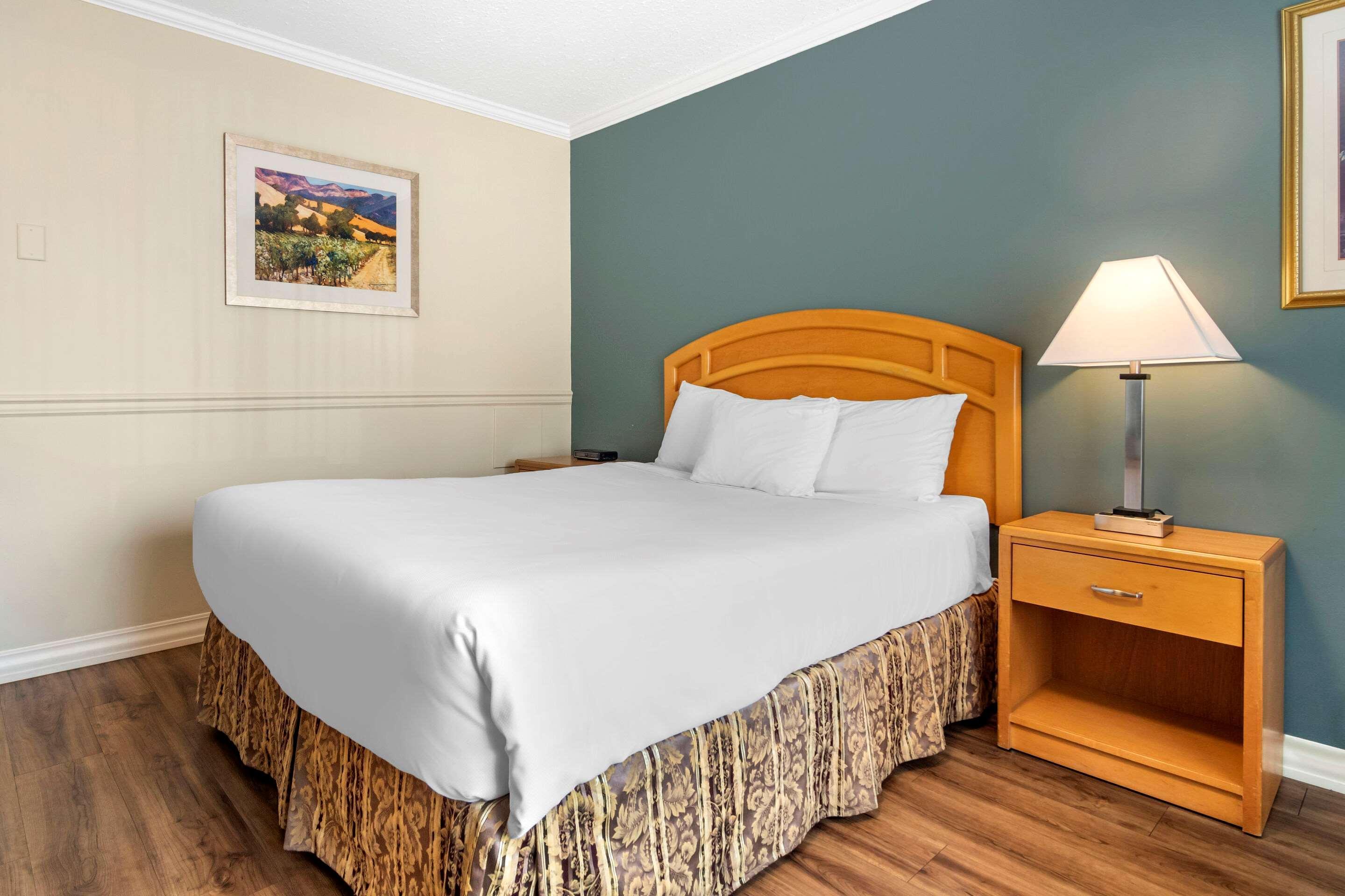 Econo Lodge Inn & Suites Kelowna Exteriör bild