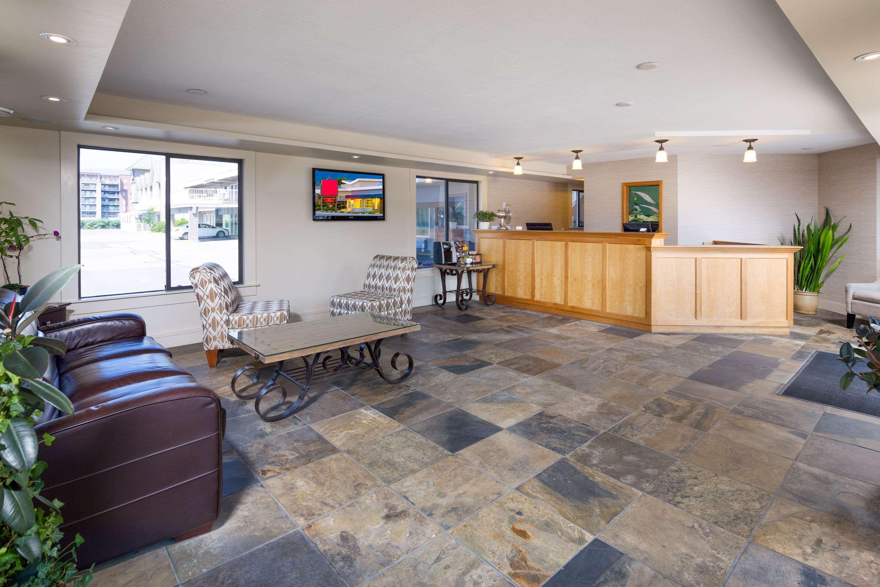 Econo Lodge Inn & Suites Kelowna Exteriör bild