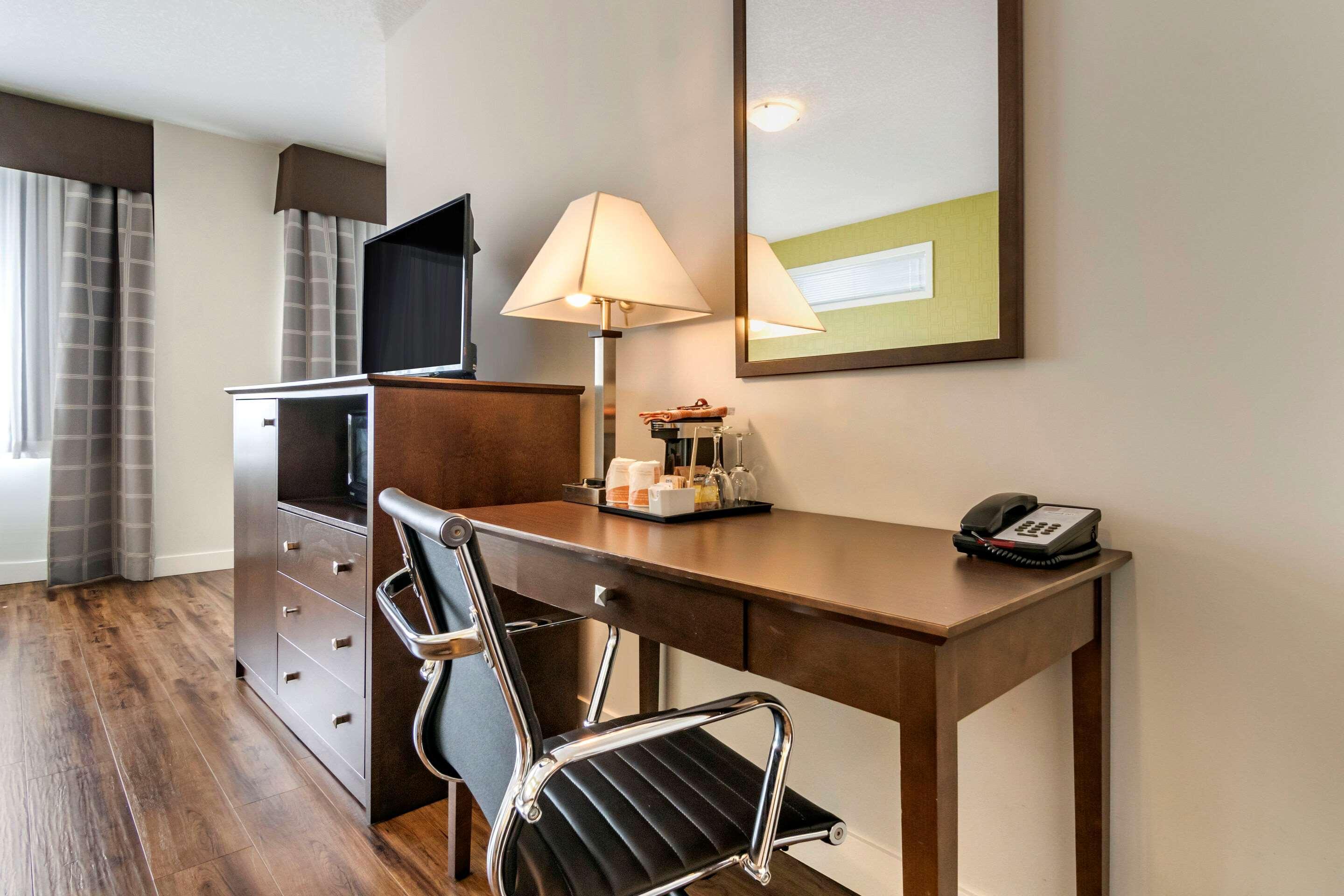 Econo Lodge Inn & Suites Kelowna Exteriör bild