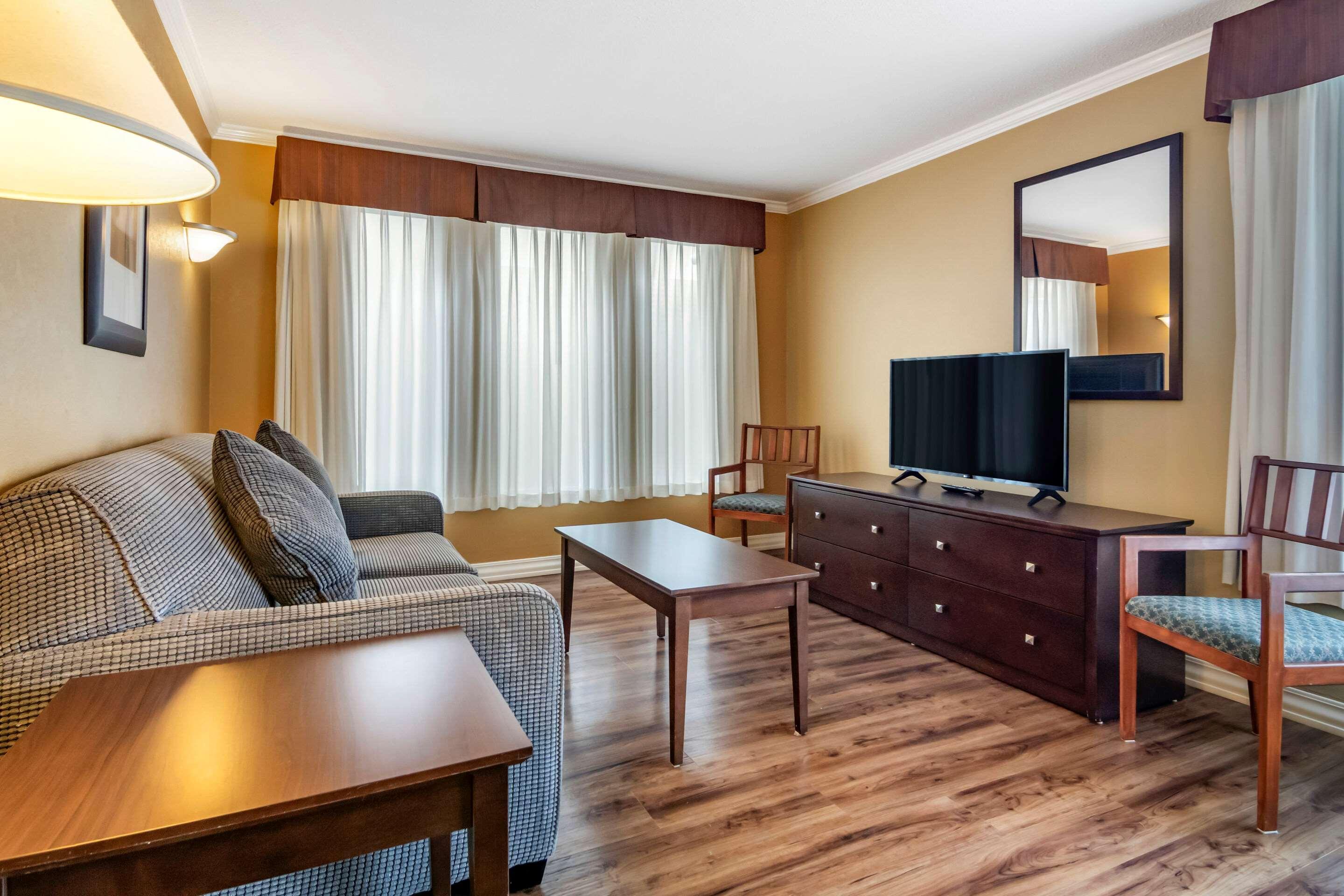 Econo Lodge Inn & Suites Kelowna Exteriör bild