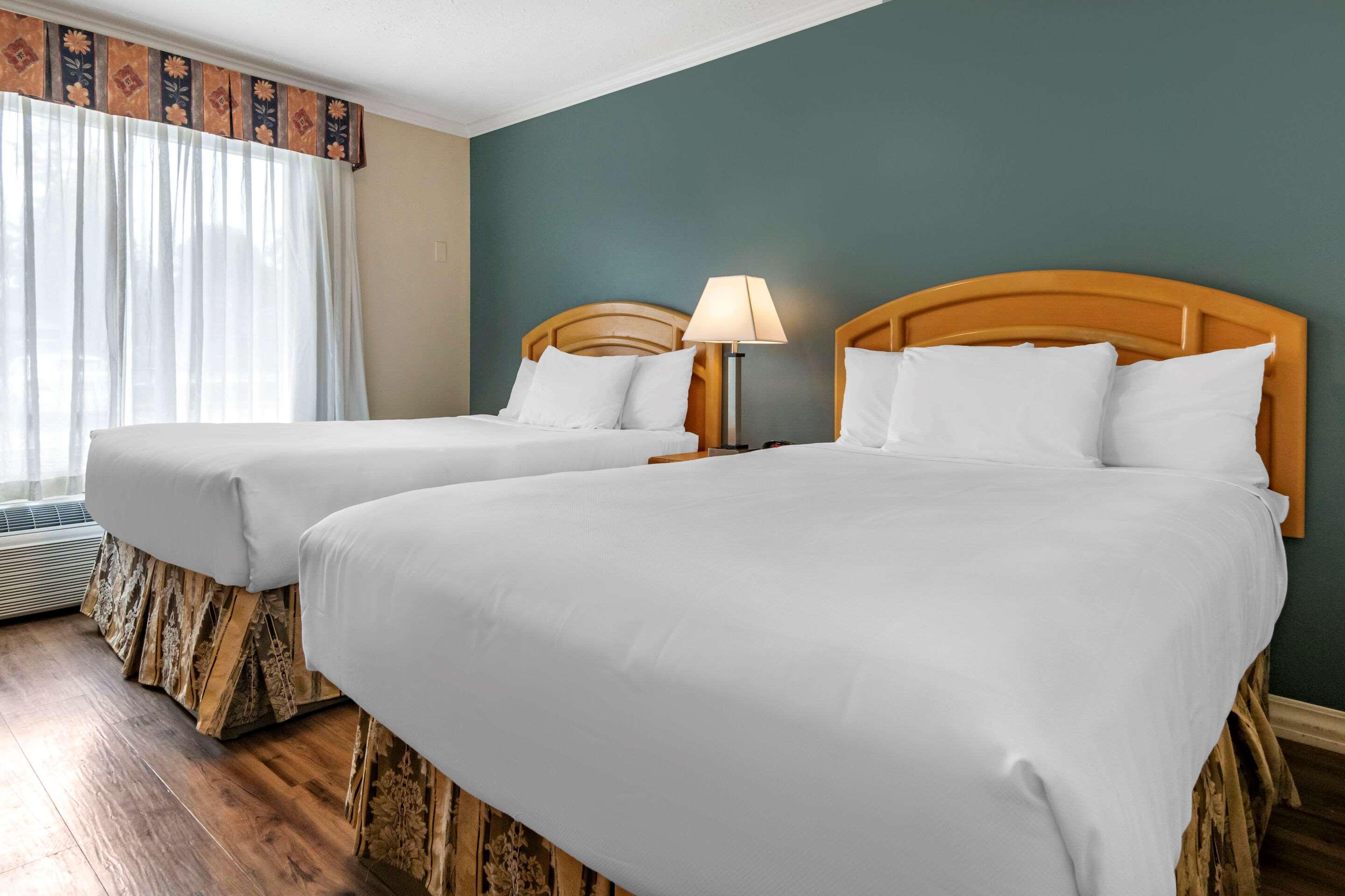 Econo Lodge Inn & Suites Kelowna Exteriör bild