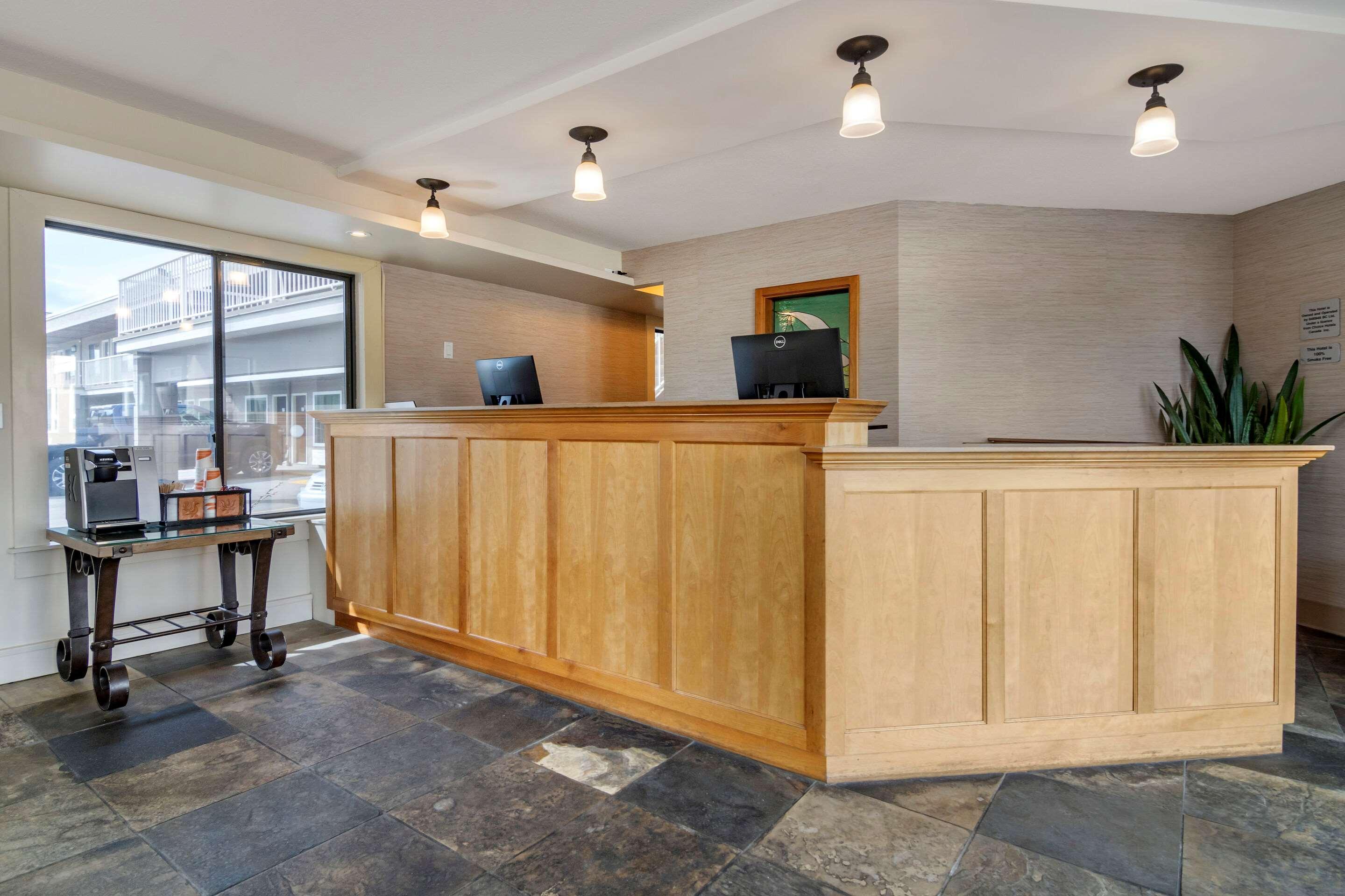 Econo Lodge Inn & Suites Kelowna Exteriör bild