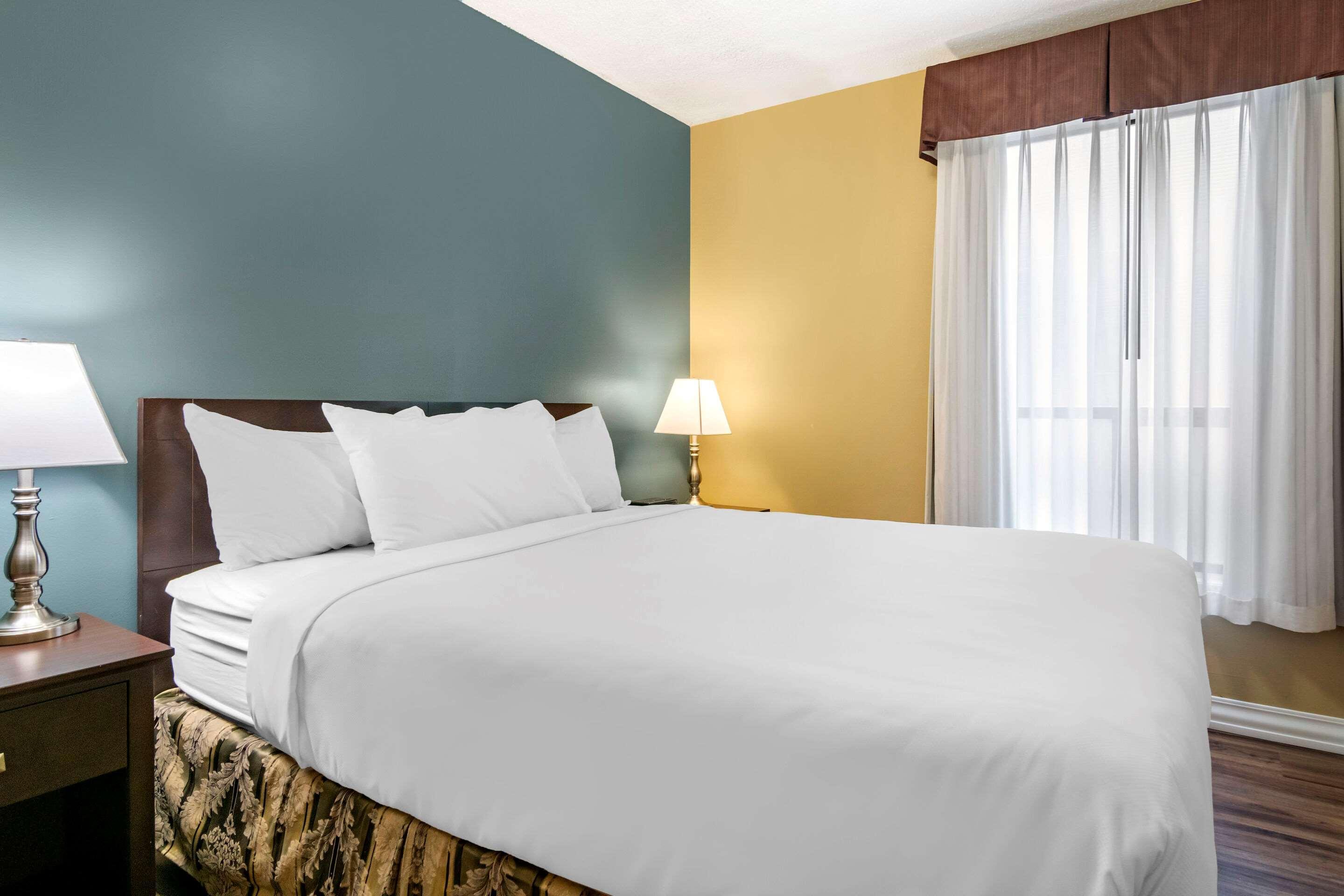 Econo Lodge Inn & Suites Kelowna Exteriör bild