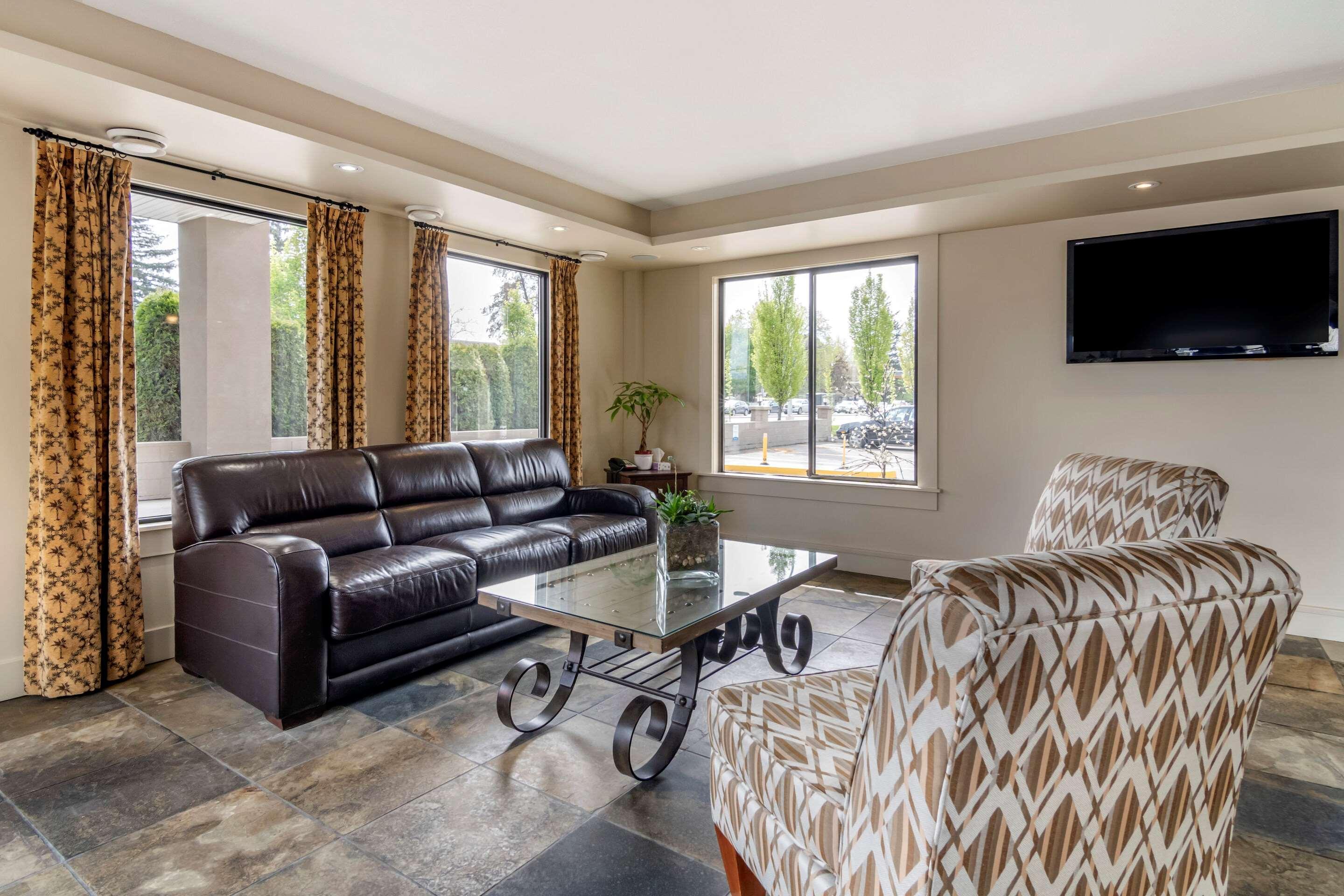 Econo Lodge Inn & Suites Kelowna Exteriör bild