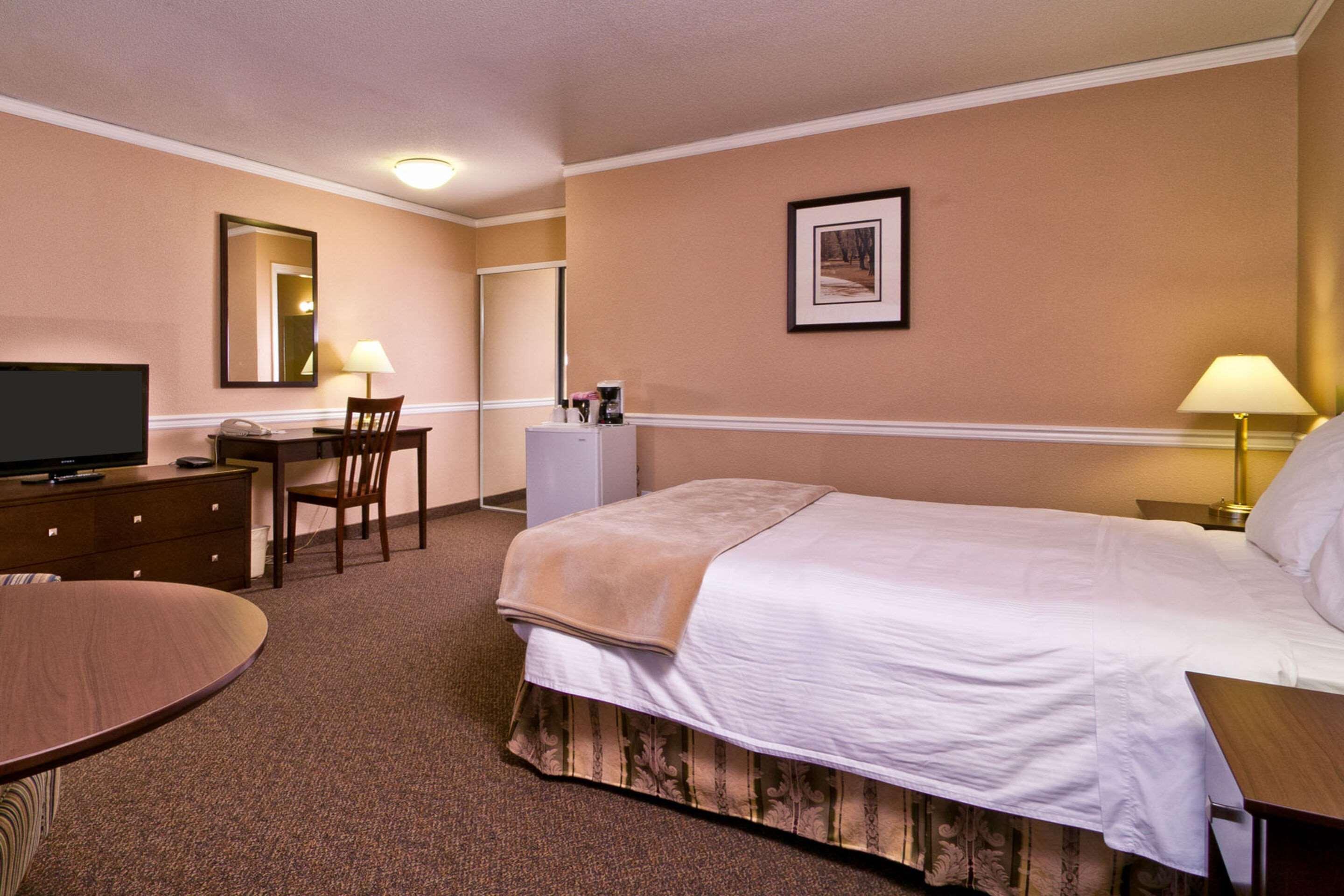 Econo Lodge Inn & Suites Kelowna Exteriör bild