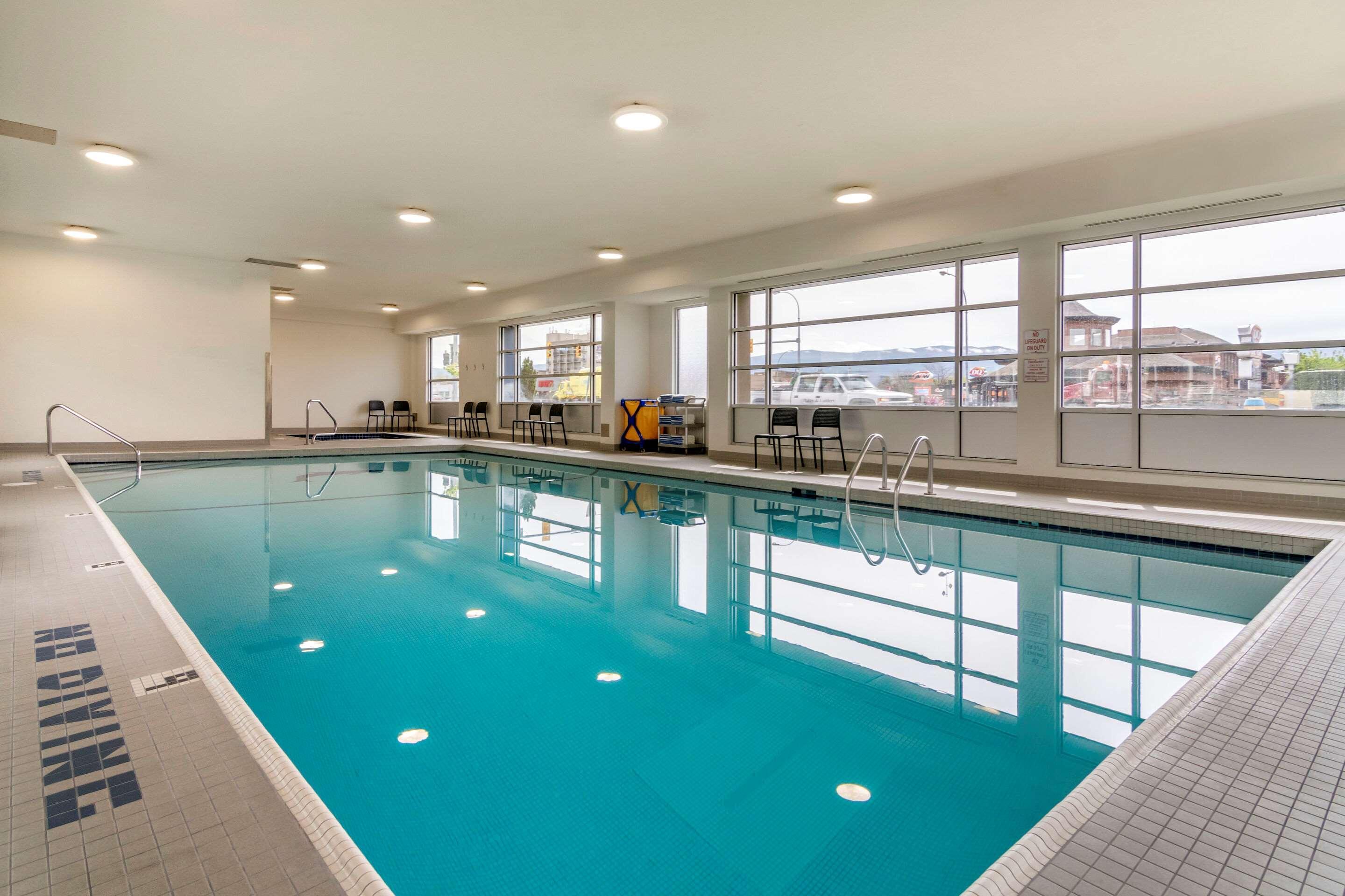 Econo Lodge Inn & Suites Kelowna Exteriör bild