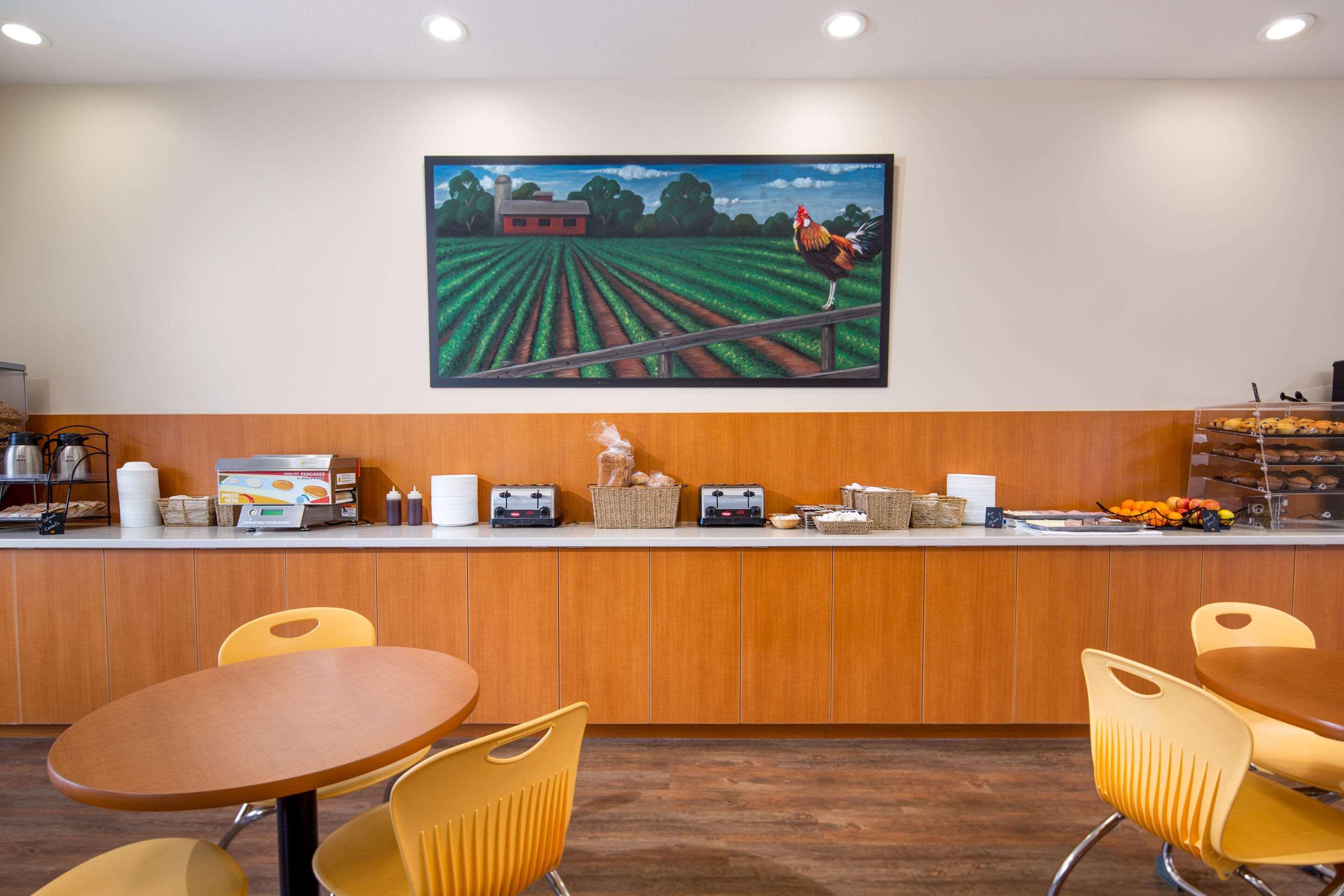 Econo Lodge Inn & Suites Kelowna Exteriör bild
