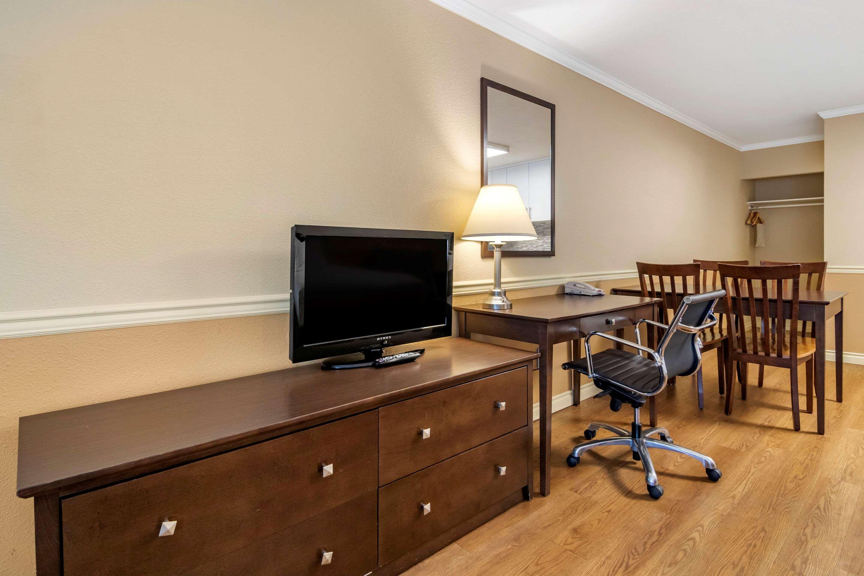Econo Lodge Inn & Suites Kelowna Exteriör bild