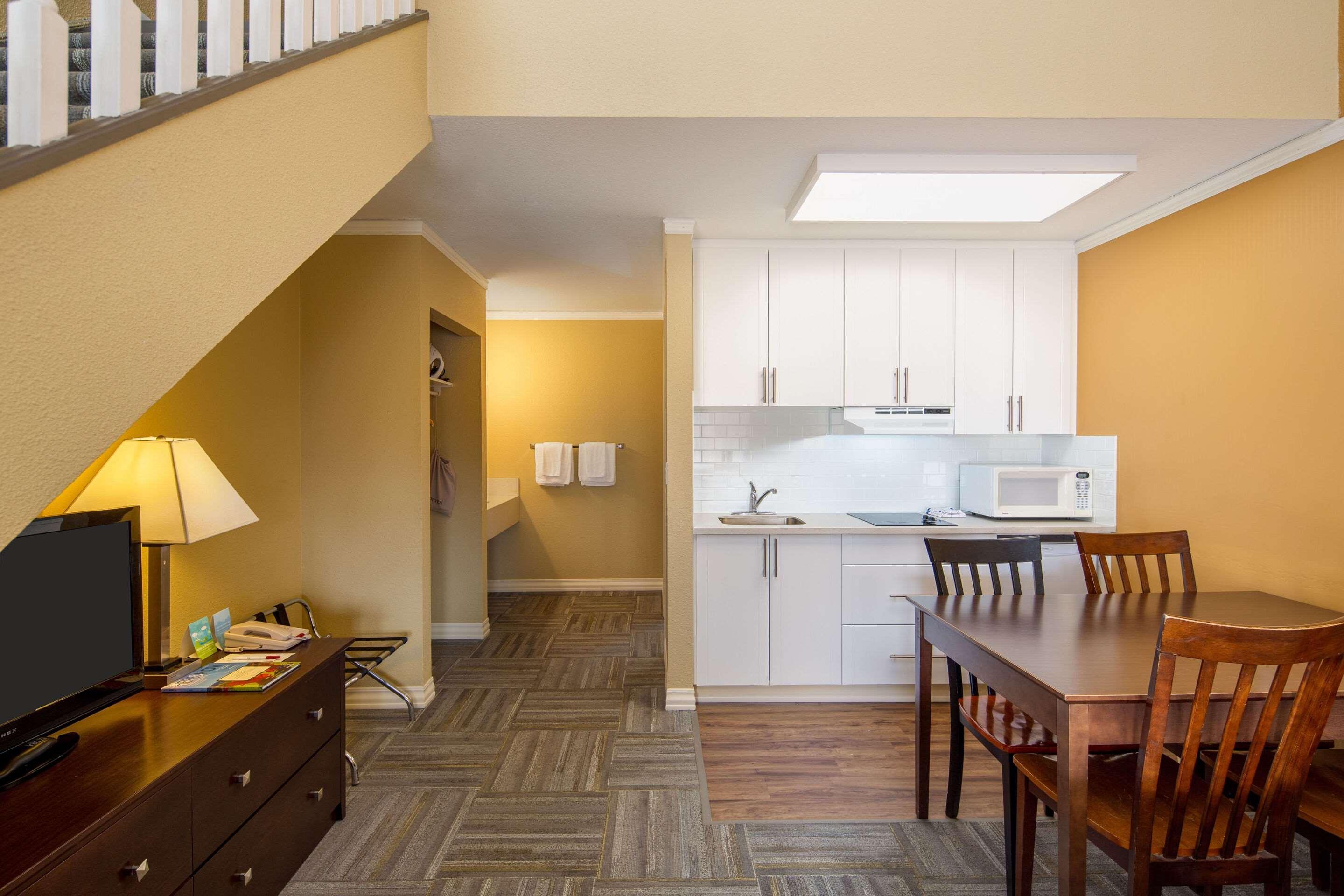 Econo Lodge Inn & Suites Kelowna Exteriör bild