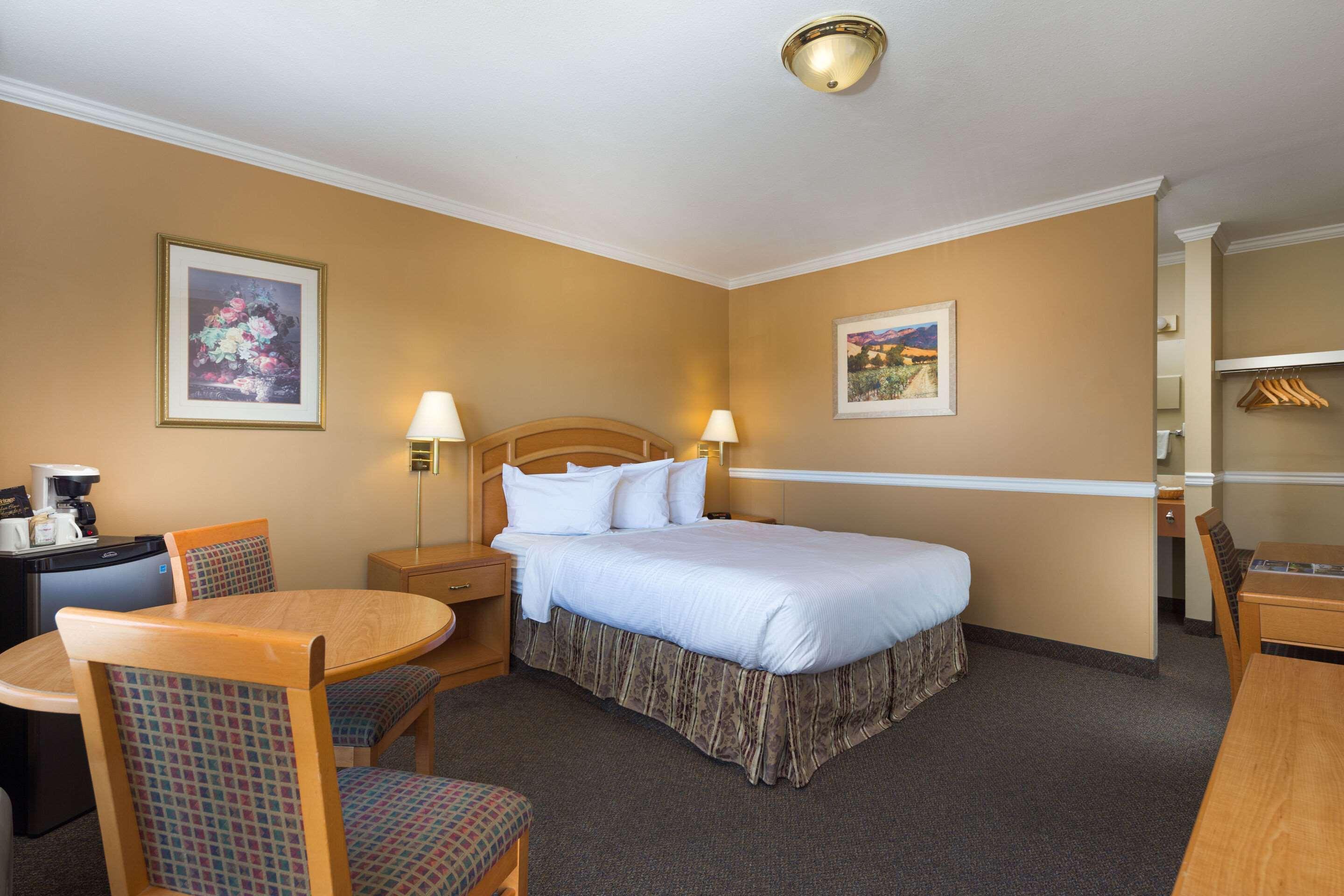 Econo Lodge Inn & Suites Kelowna Exteriör bild