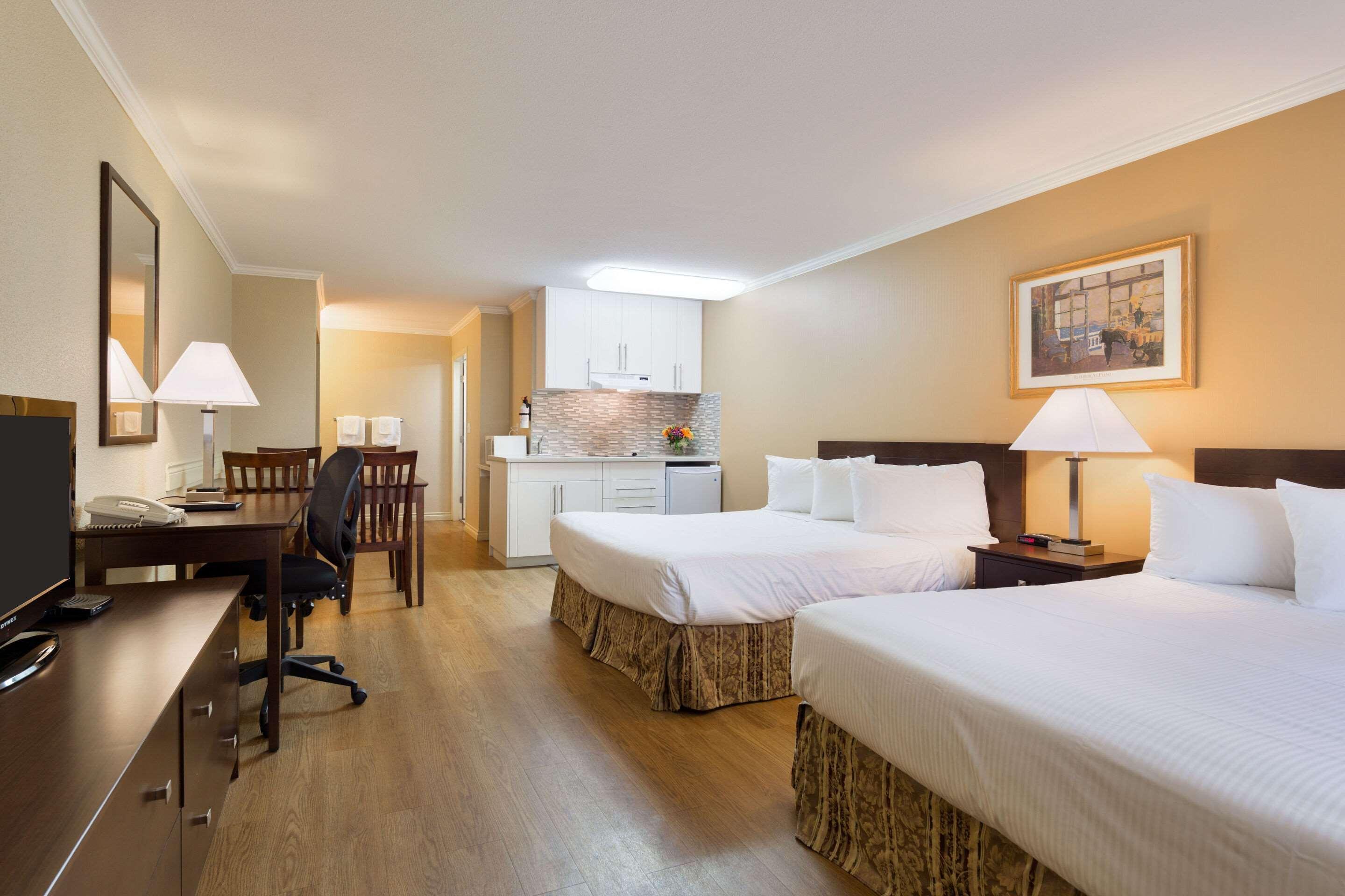 Econo Lodge Inn & Suites Kelowna Exteriör bild