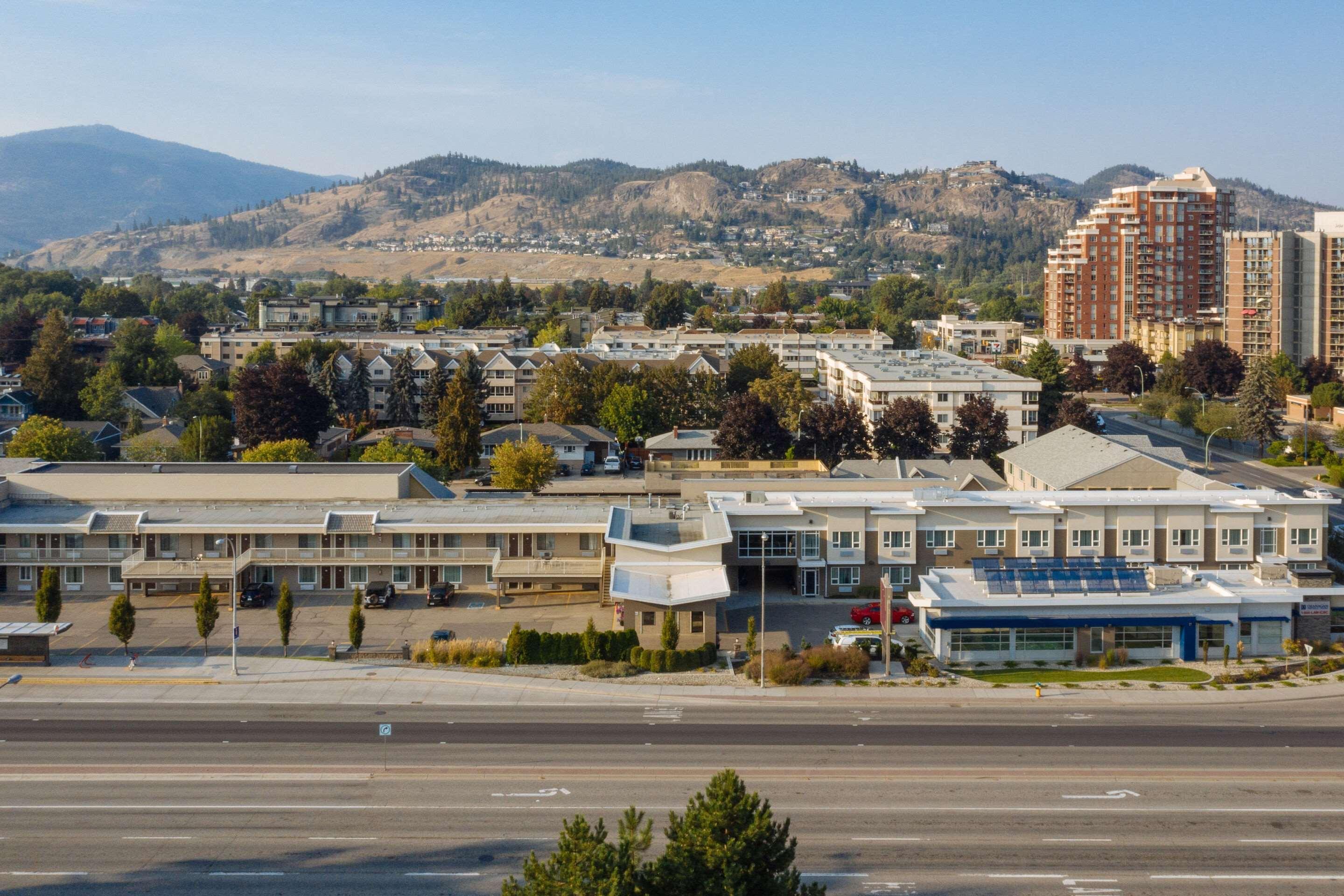 Econo Lodge Inn & Suites Kelowna Exteriör bild