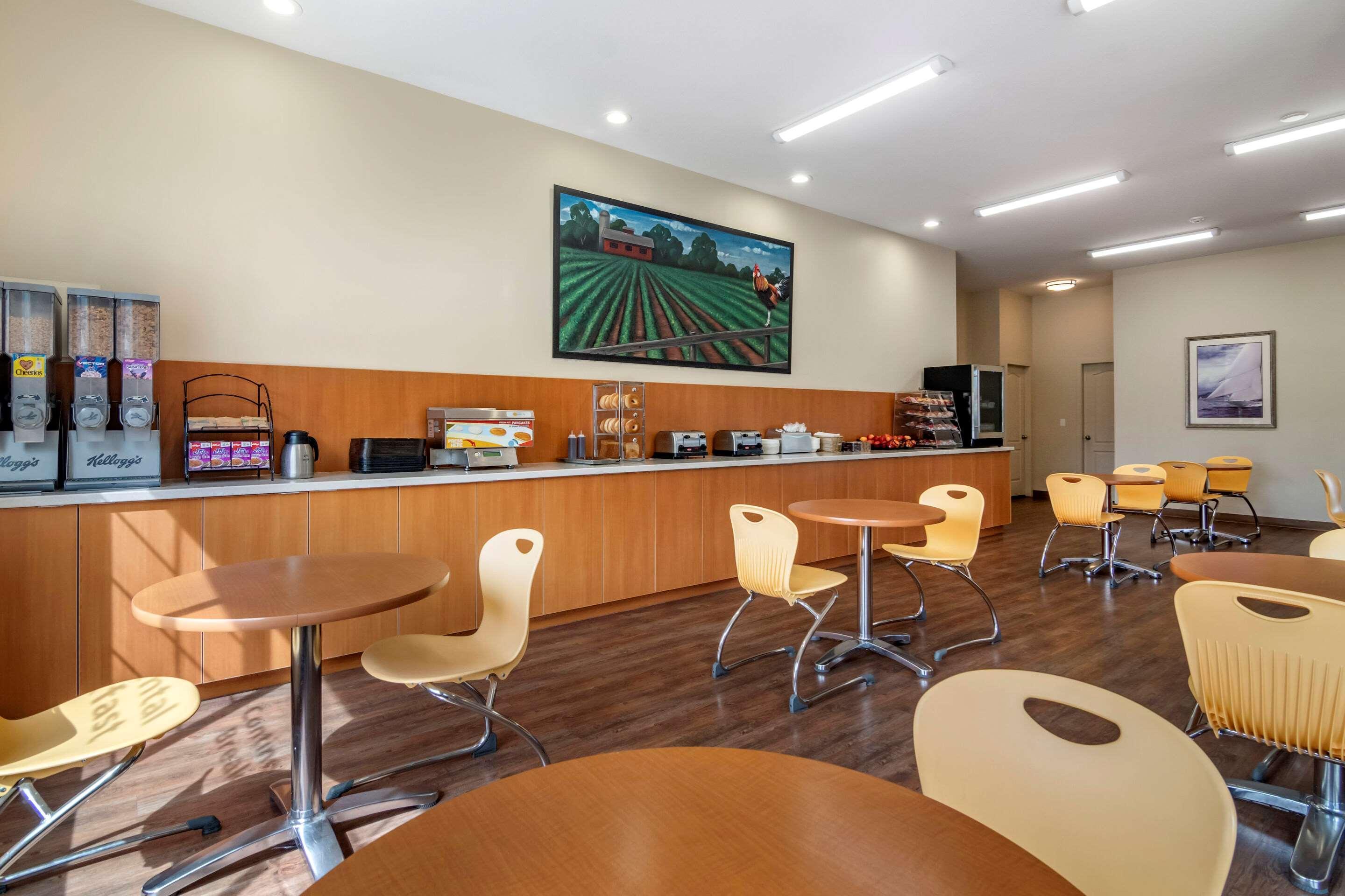 Econo Lodge Inn & Suites Kelowna Exteriör bild