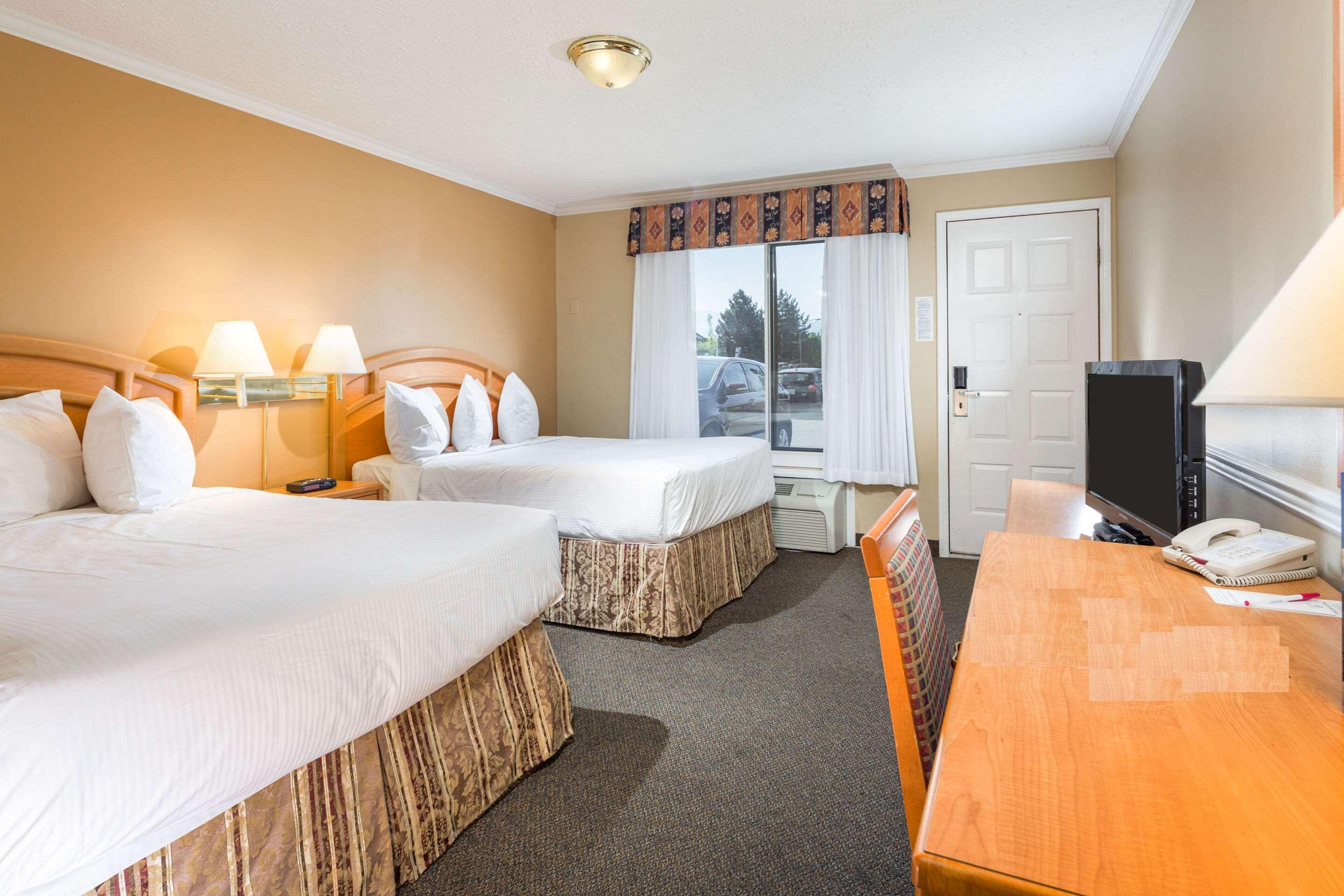 Econo Lodge Inn & Suites Kelowna Exteriör bild