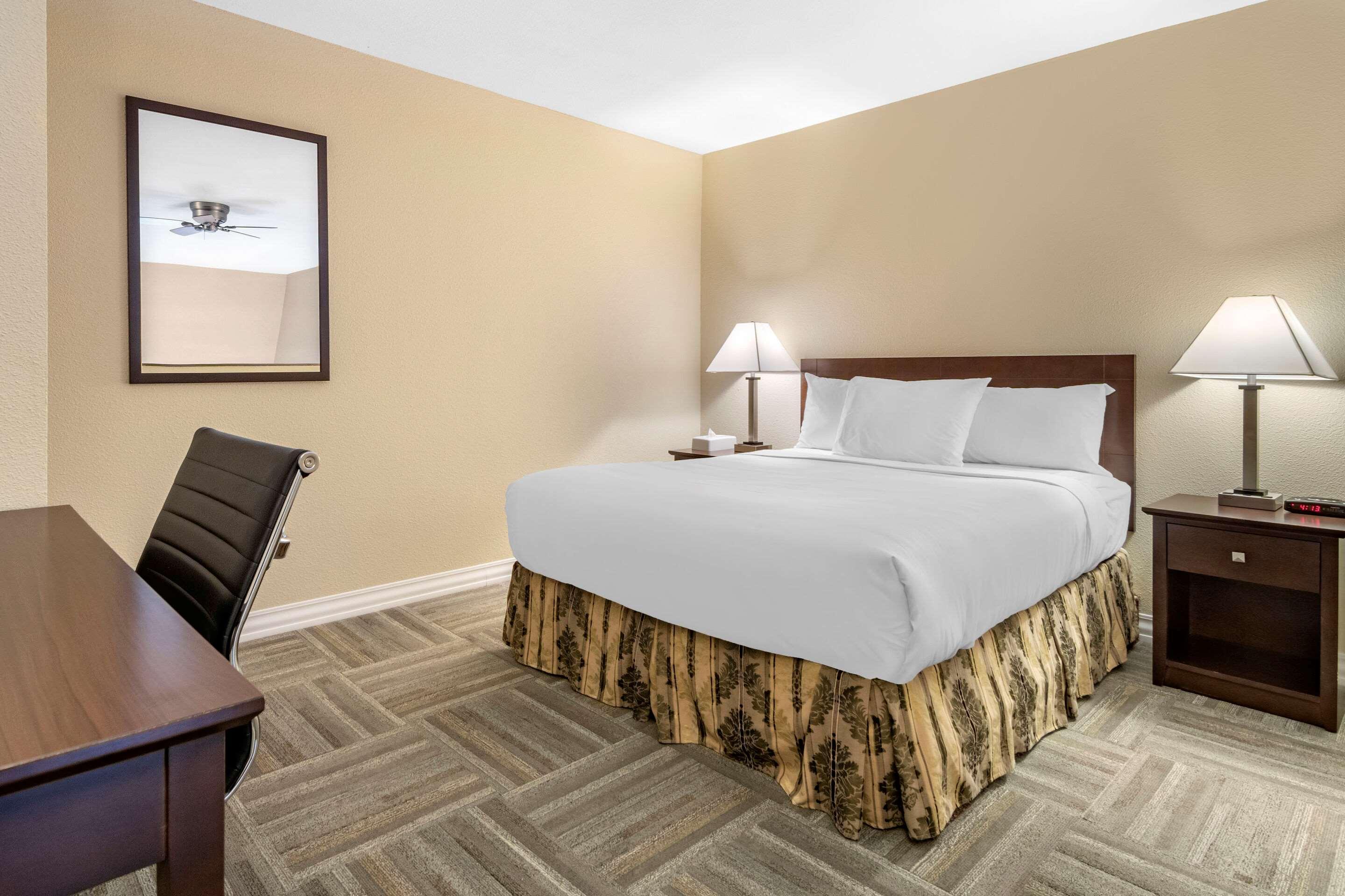 Econo Lodge Inn & Suites Kelowna Exteriör bild