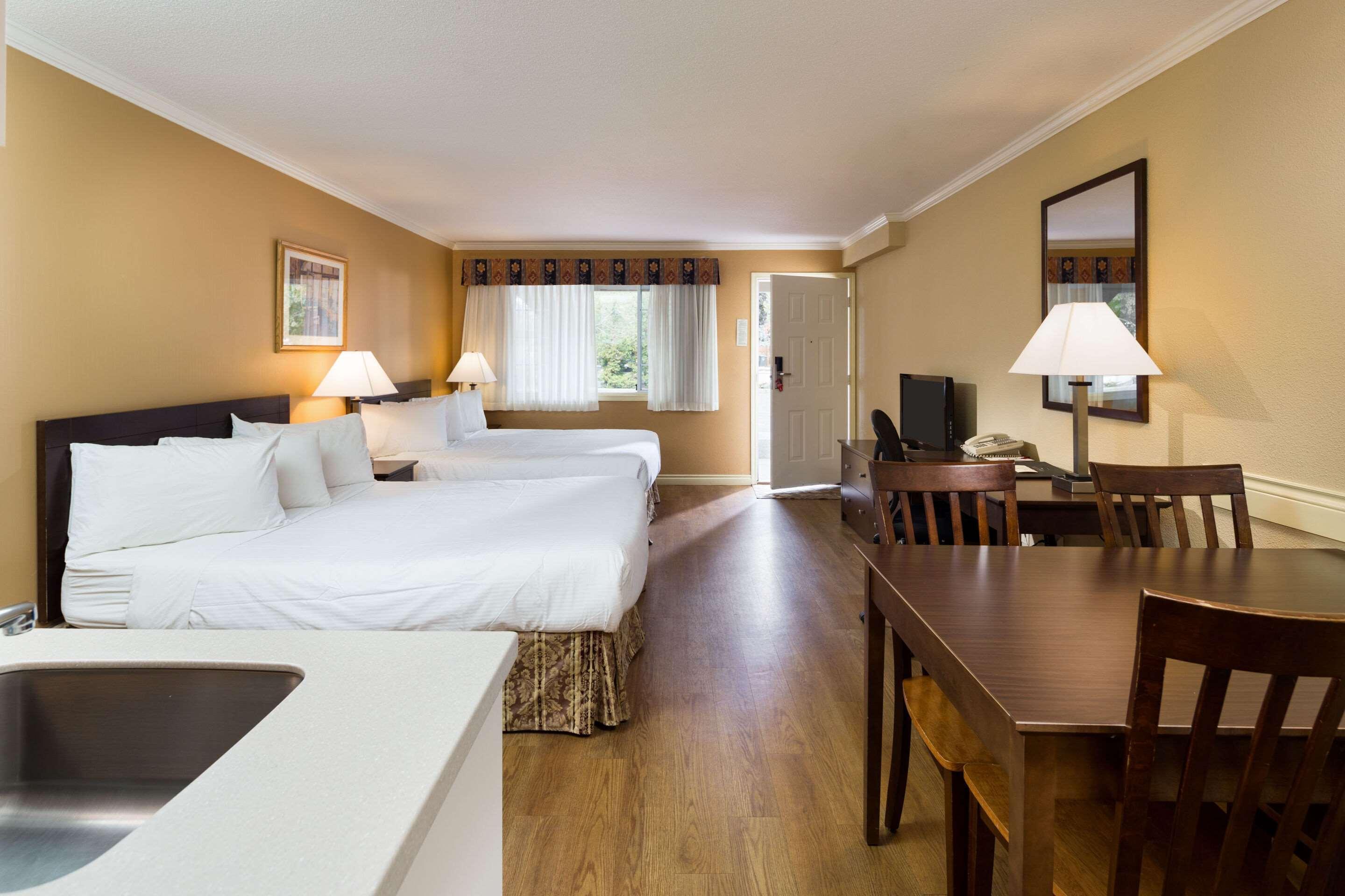 Econo Lodge Inn & Suites Kelowna Exteriör bild
