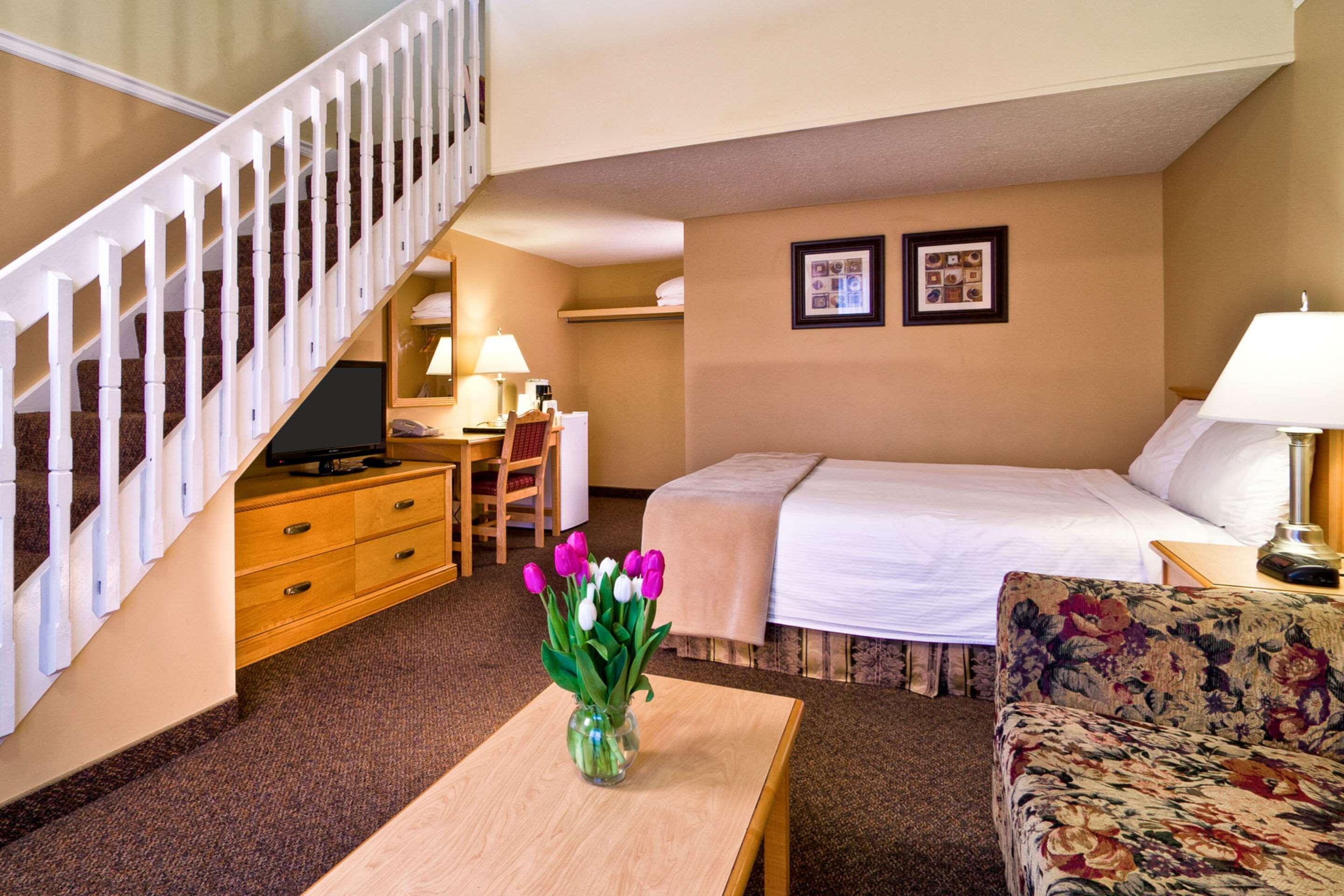 Econo Lodge Inn & Suites Kelowna Exteriör bild