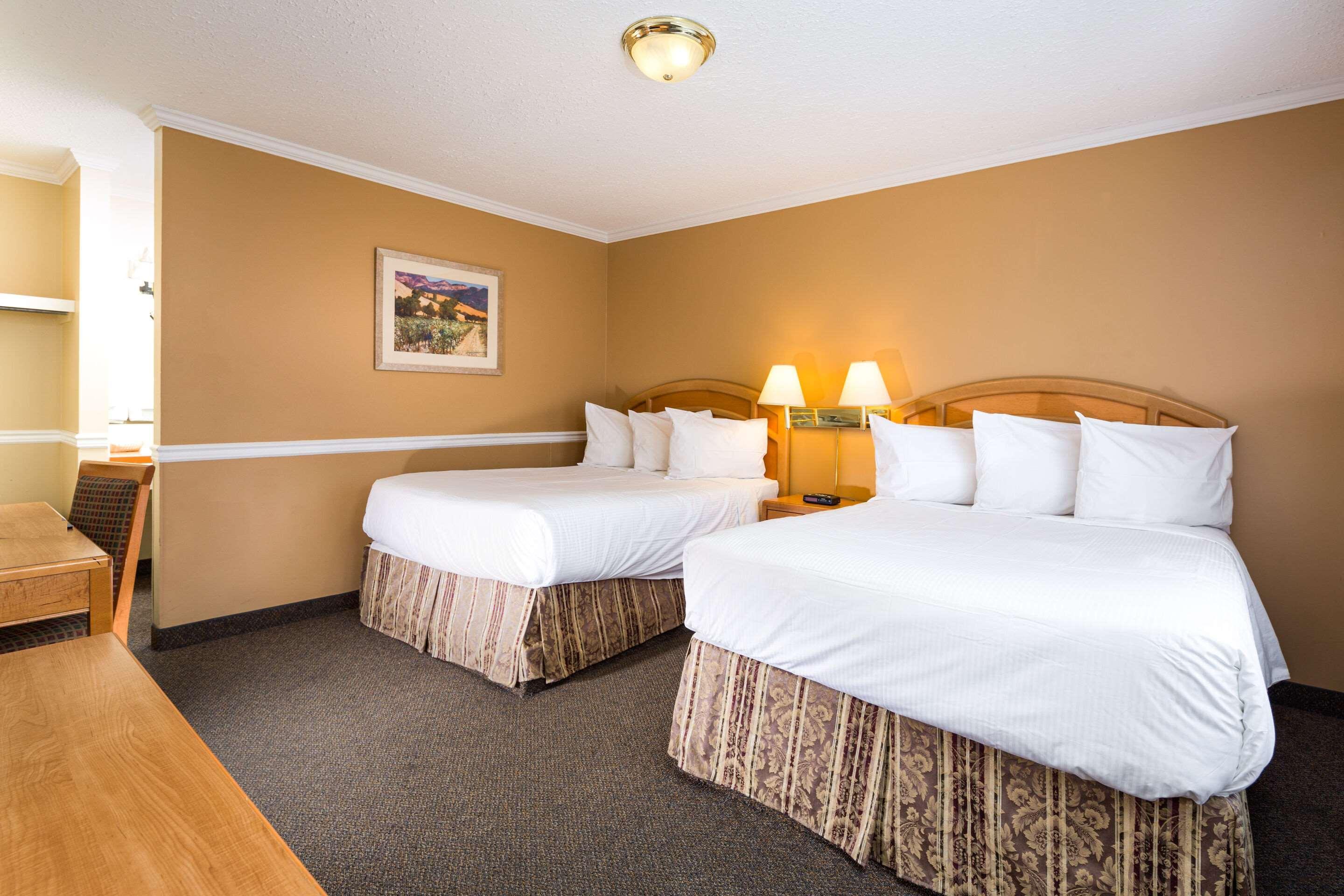 Econo Lodge Inn & Suites Kelowna Exteriör bild