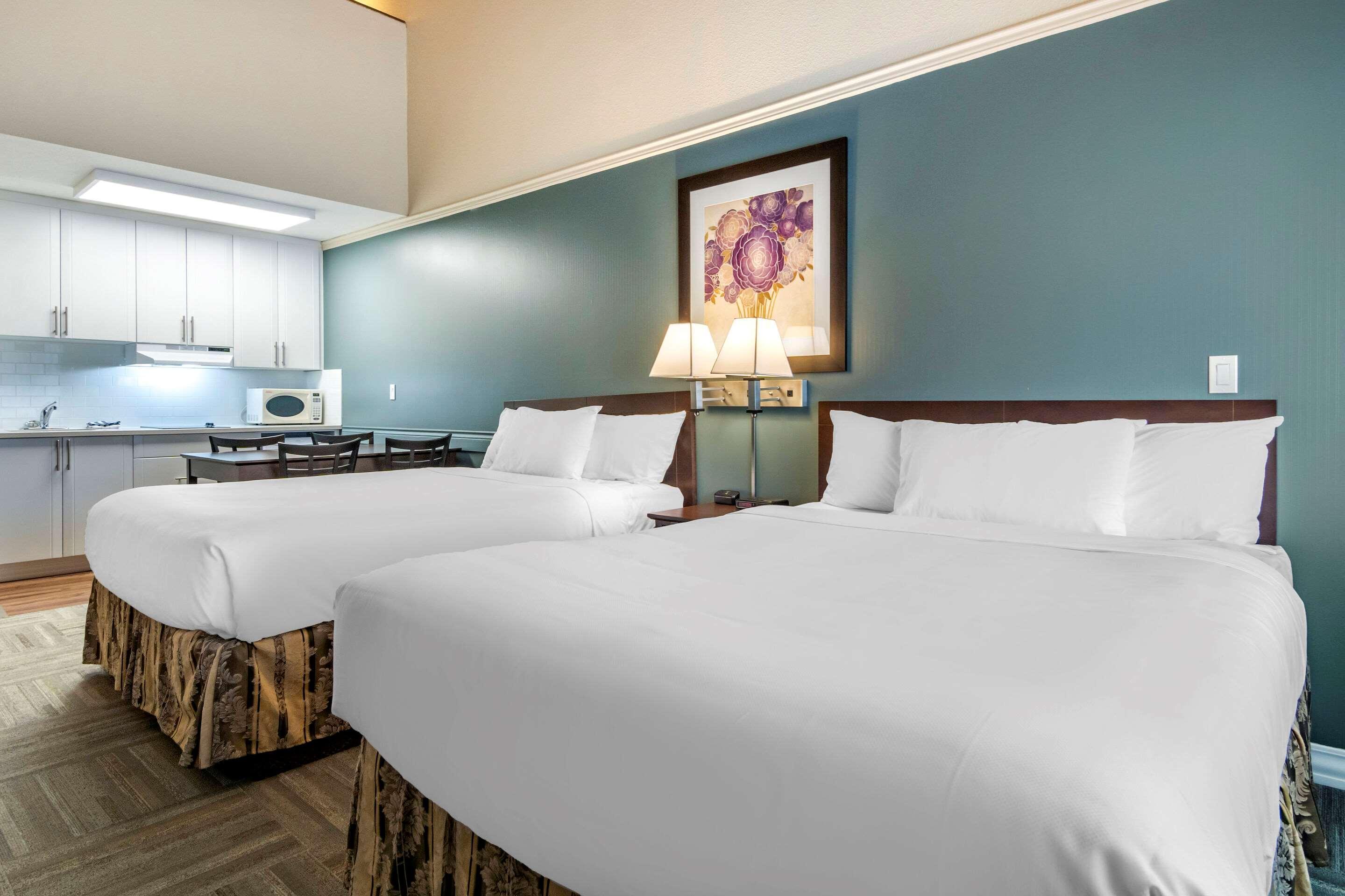 Econo Lodge Inn & Suites Kelowna Exteriör bild
