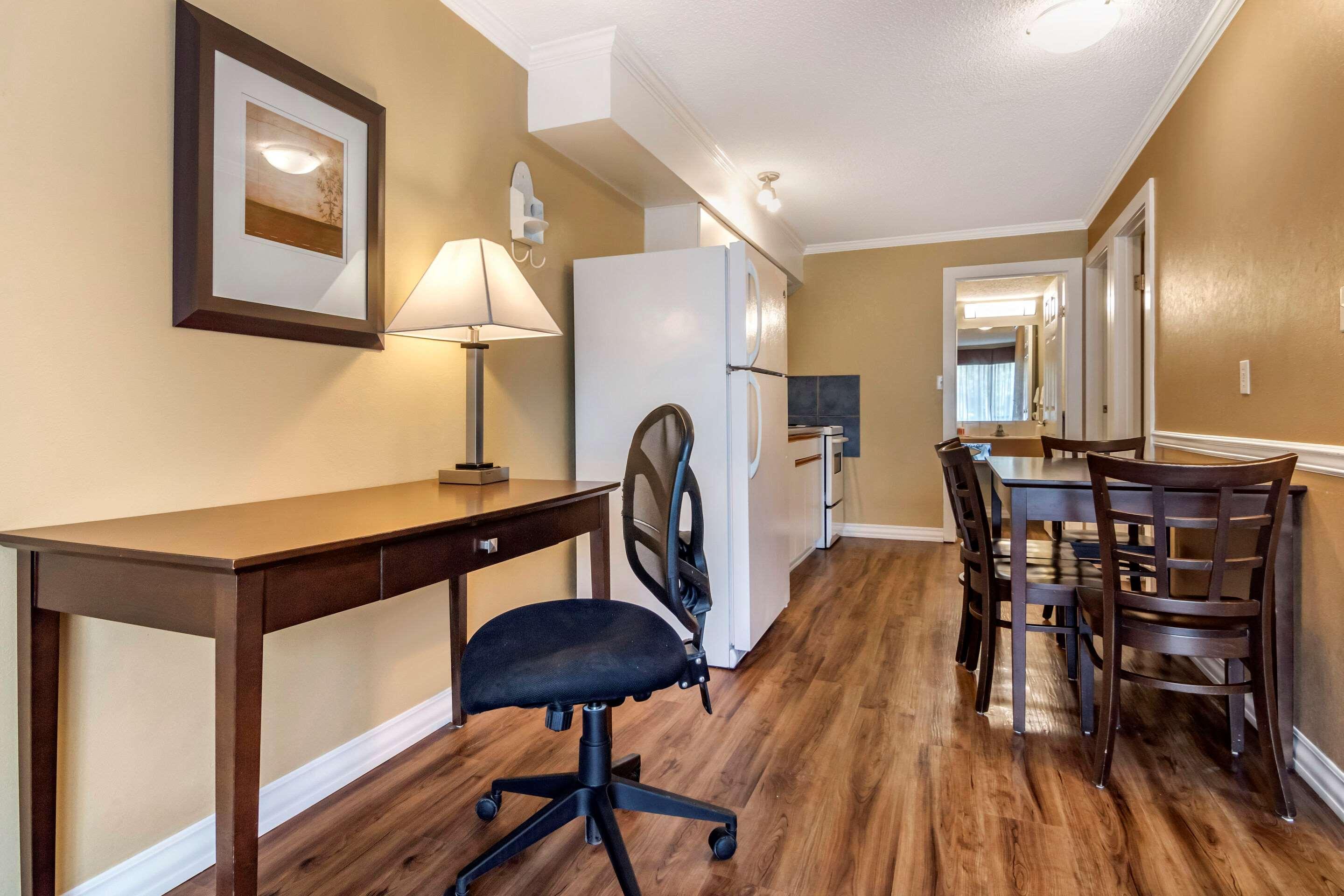 Econo Lodge Inn & Suites Kelowna Exteriör bild