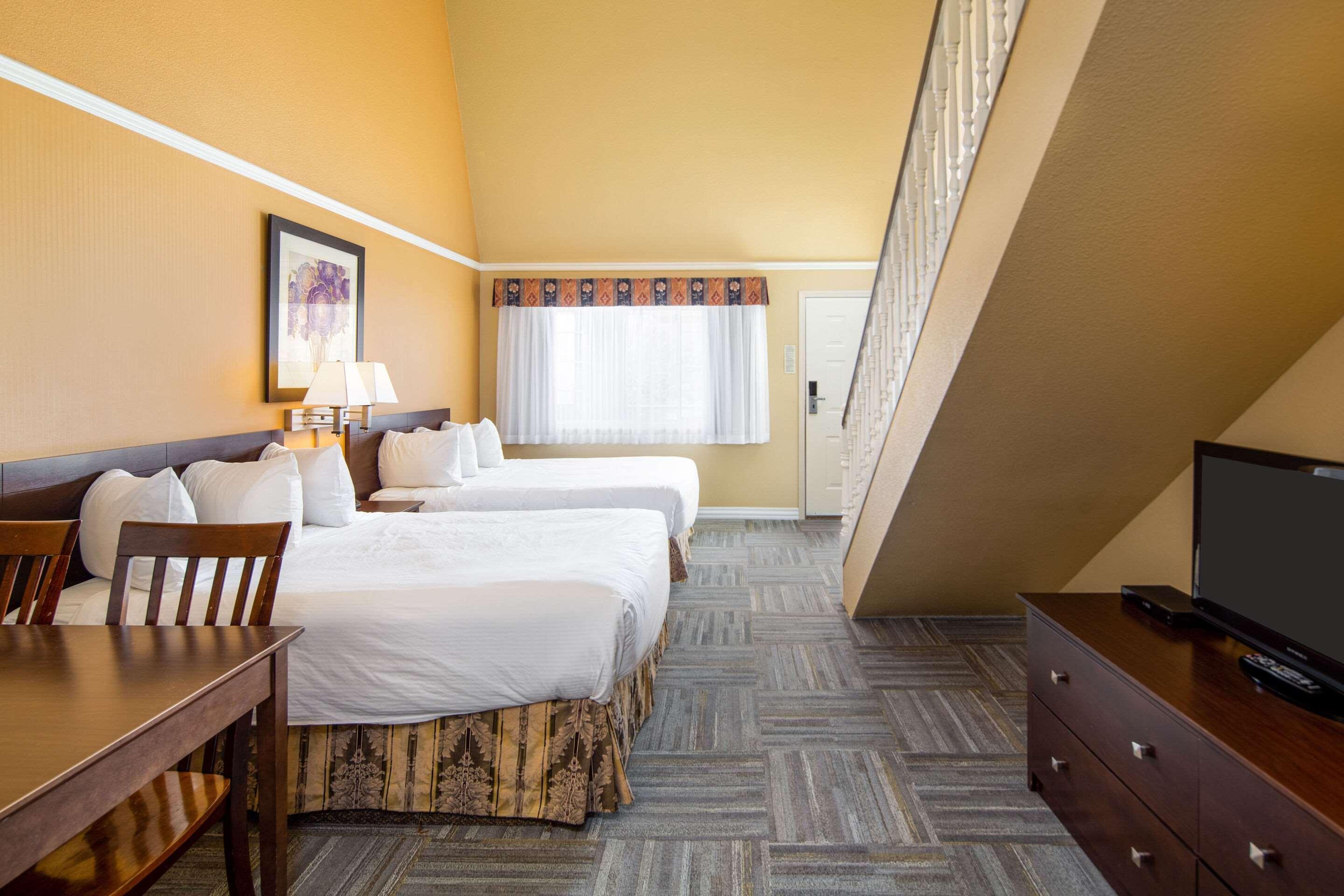 Econo Lodge Inn & Suites Kelowna Exteriör bild