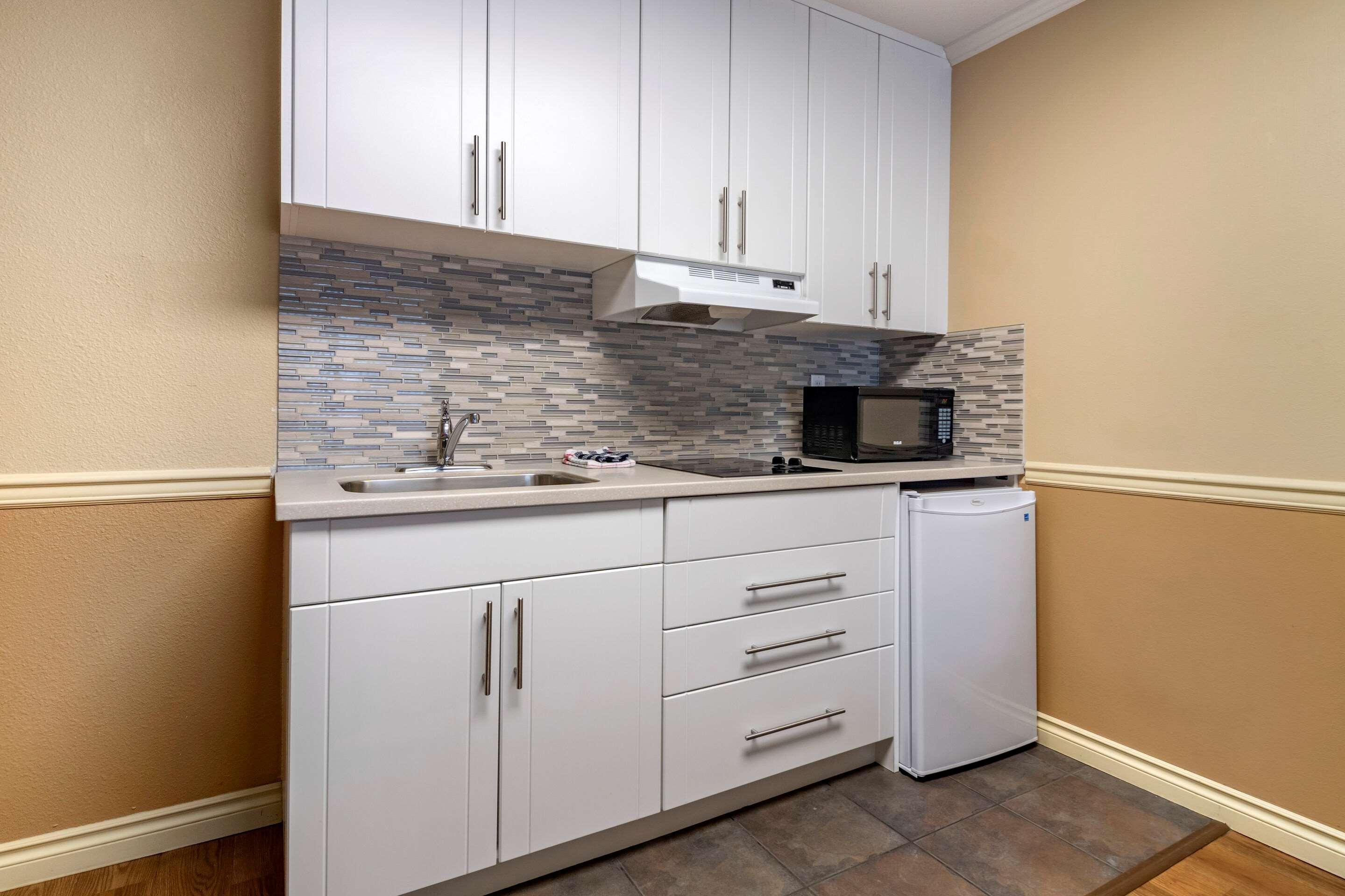 Econo Lodge Inn & Suites Kelowna Exteriör bild