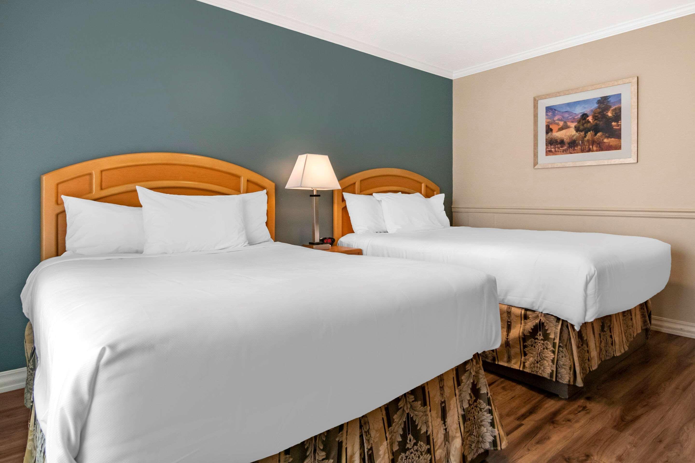 Econo Lodge Inn & Suites Kelowna Exteriör bild