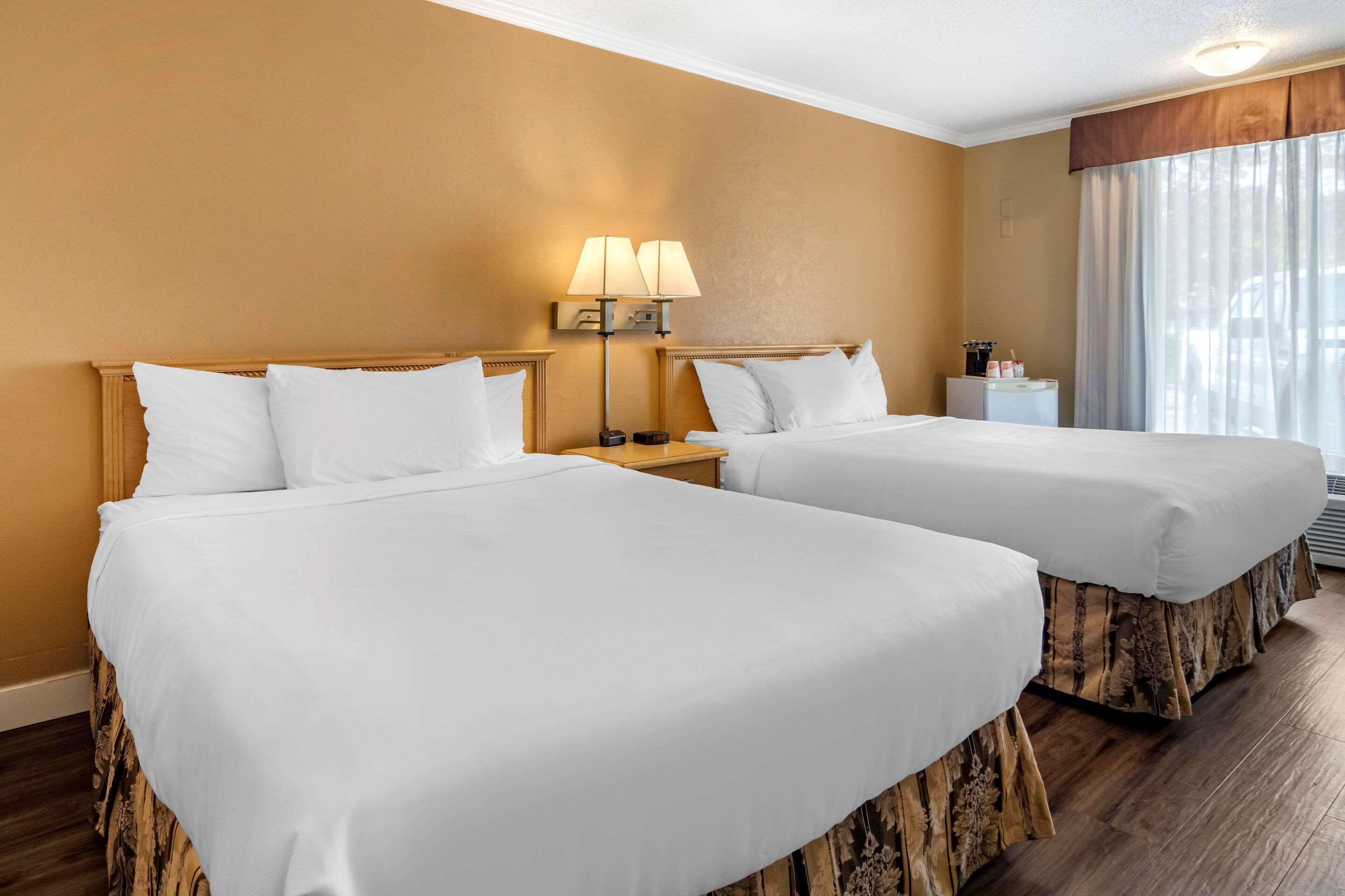 Econo Lodge Inn & Suites Kelowna Exteriör bild