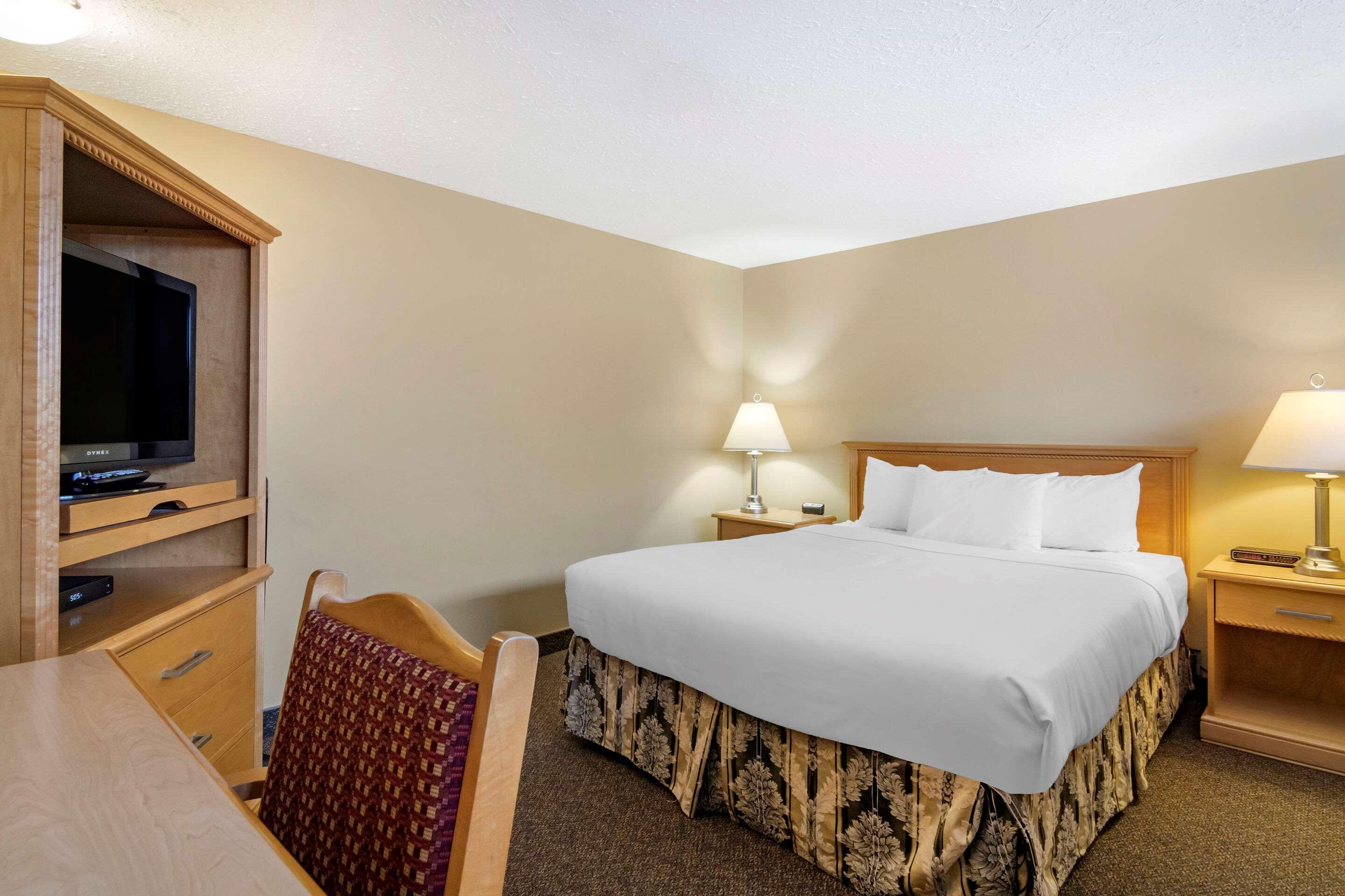Econo Lodge Inn & Suites Kelowna Exteriör bild